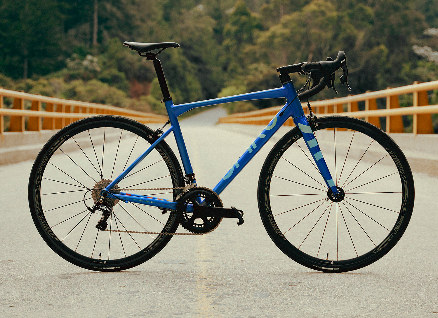 Ruedas de aluminio SPR RACE RC30 para bicicletas de ruta con freno de herradura, diseñadas para ofrecer resistencia, ligereza y un rendimiento óptimo en carretera.