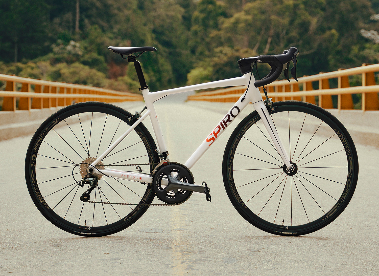 Ruedas de aluminio SPR RACE RC30 para bicicletas de ruta con freno de herradura, diseñadas para ofrecer resistencia, ligereza y un rendimiento óptimo en carretera.