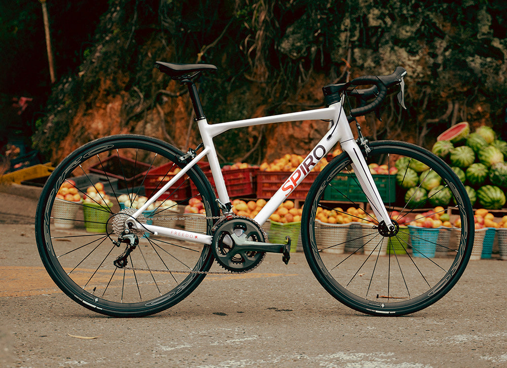 Ruedas de aluminio SPR RACE RC30 para bicicletas de ruta con freno de herradura, diseñadas para ofrecer resistencia, ligereza y un rendimiento óptimo en carretera.