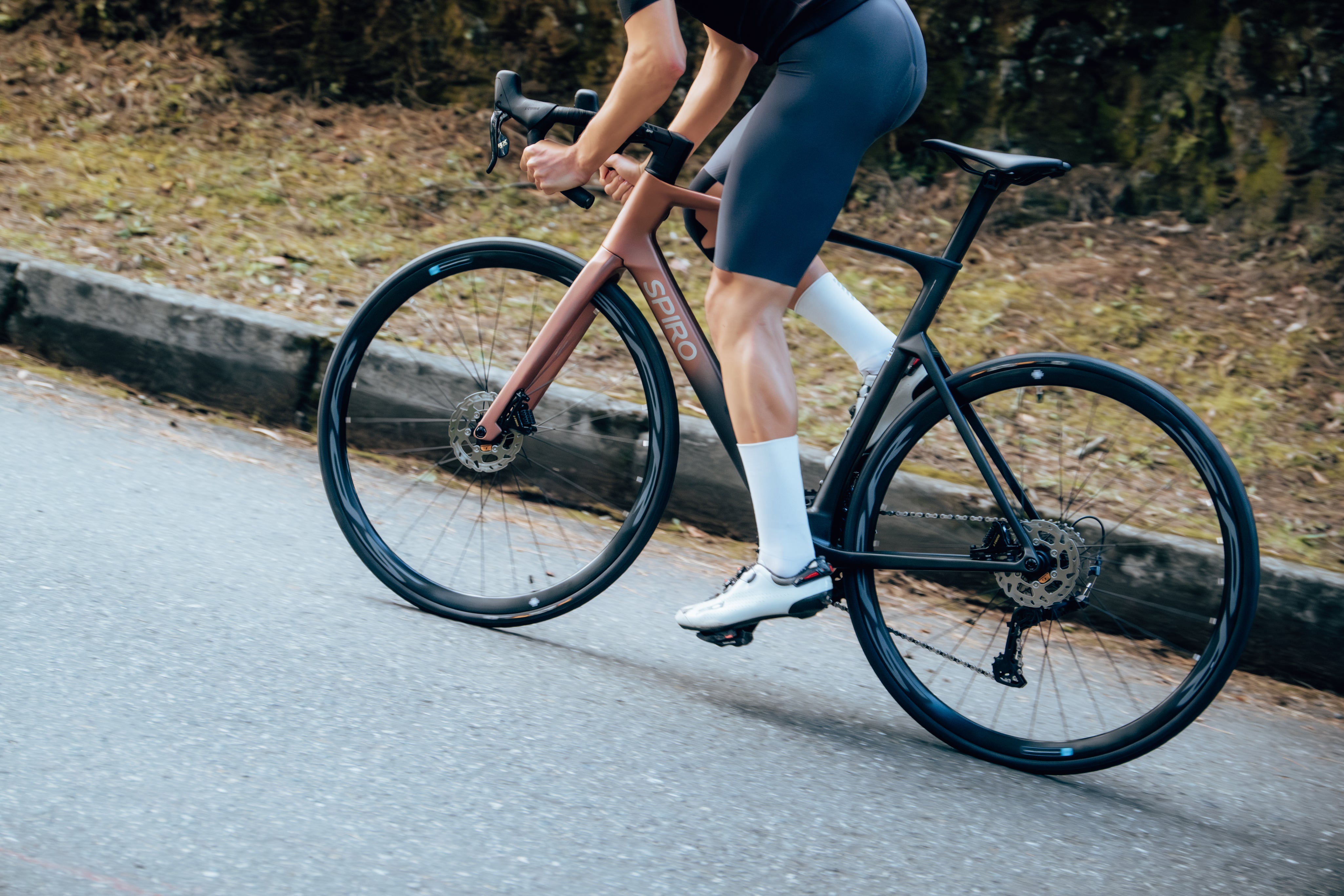 Bicicleta de ruta en carbono LEGEND BALAY Grupo Shimano 105 12 velocidades