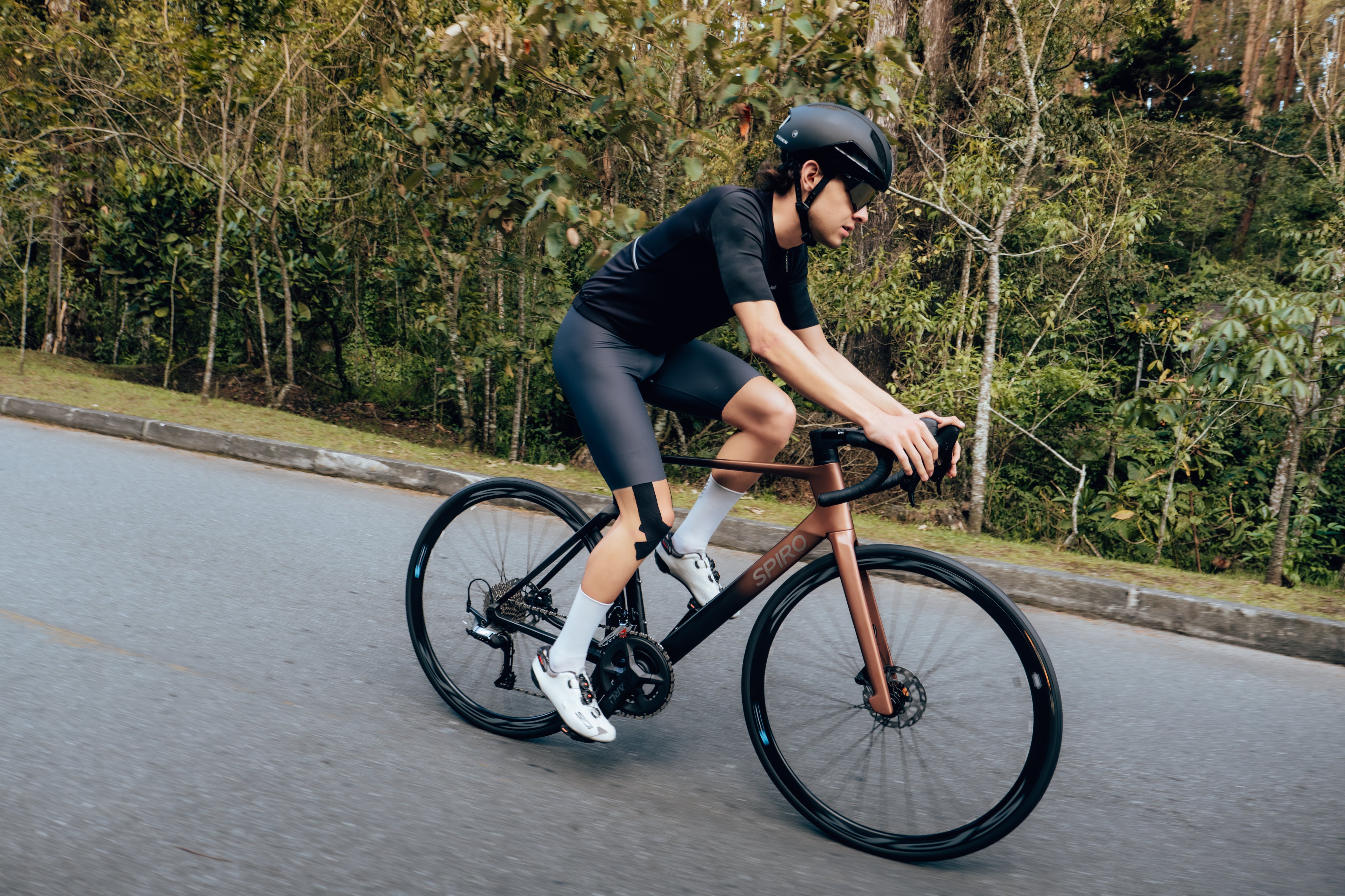 Bicicleta de ruta en carbono LEGEND BALAY Grupo Shimano 105 12 velocidades