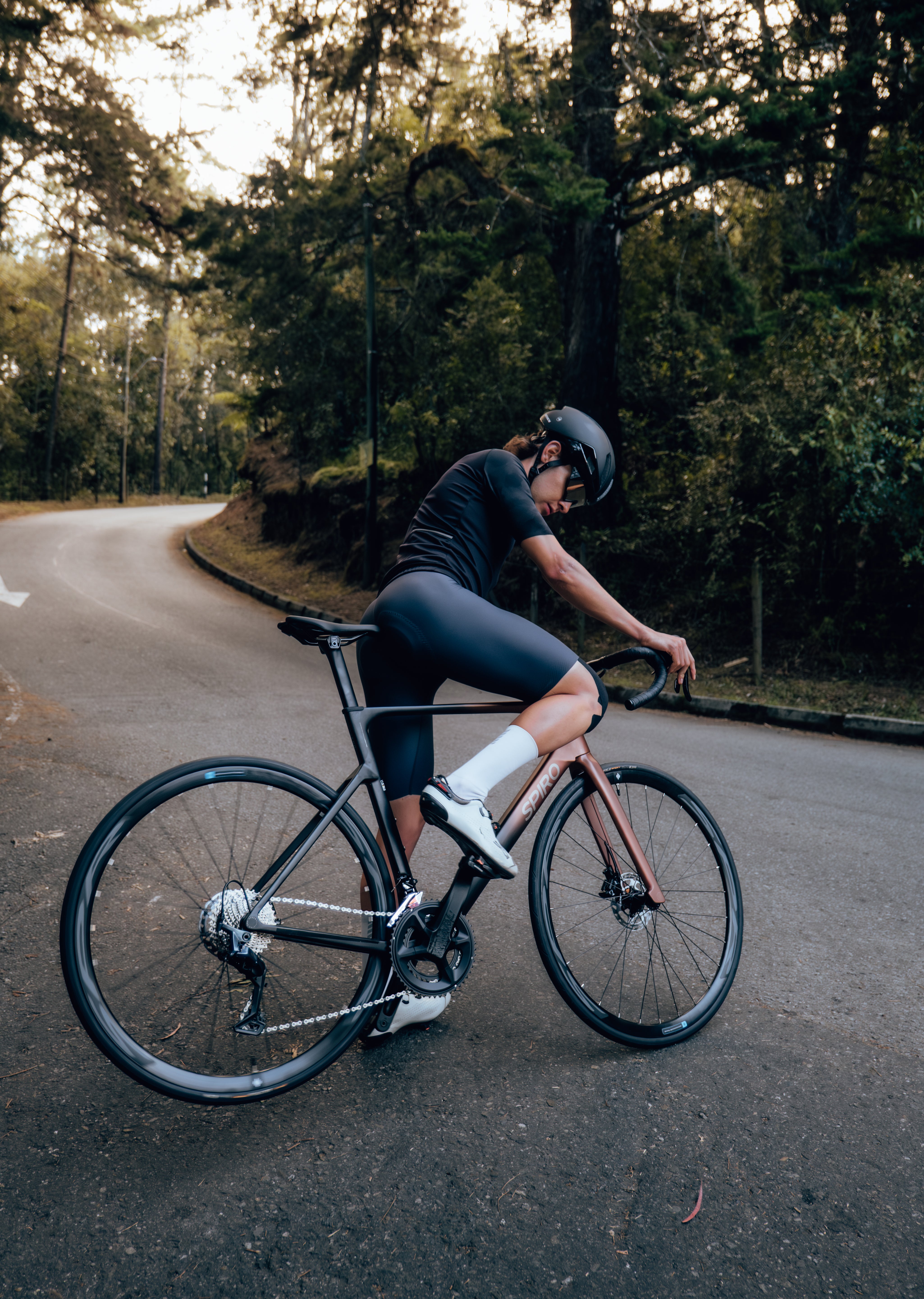 Bicicleta de ruta en carbono LEGEND BALAY Grupo Shimano 105 12 velocidades