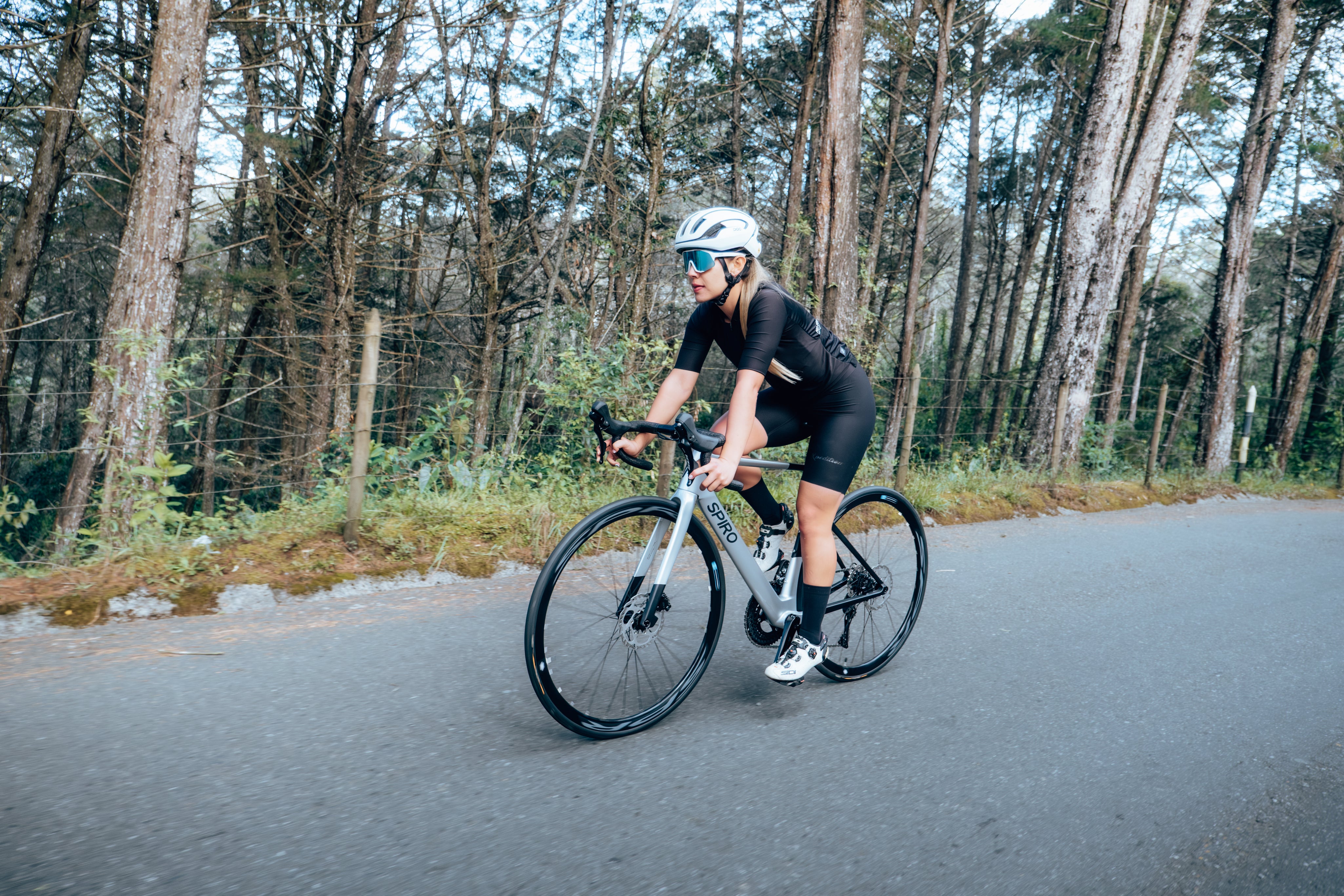 Bicicleta de ruta en carbono LEGEND TUMBAGA Grupo Shimano 105 DI2 12 velocidades