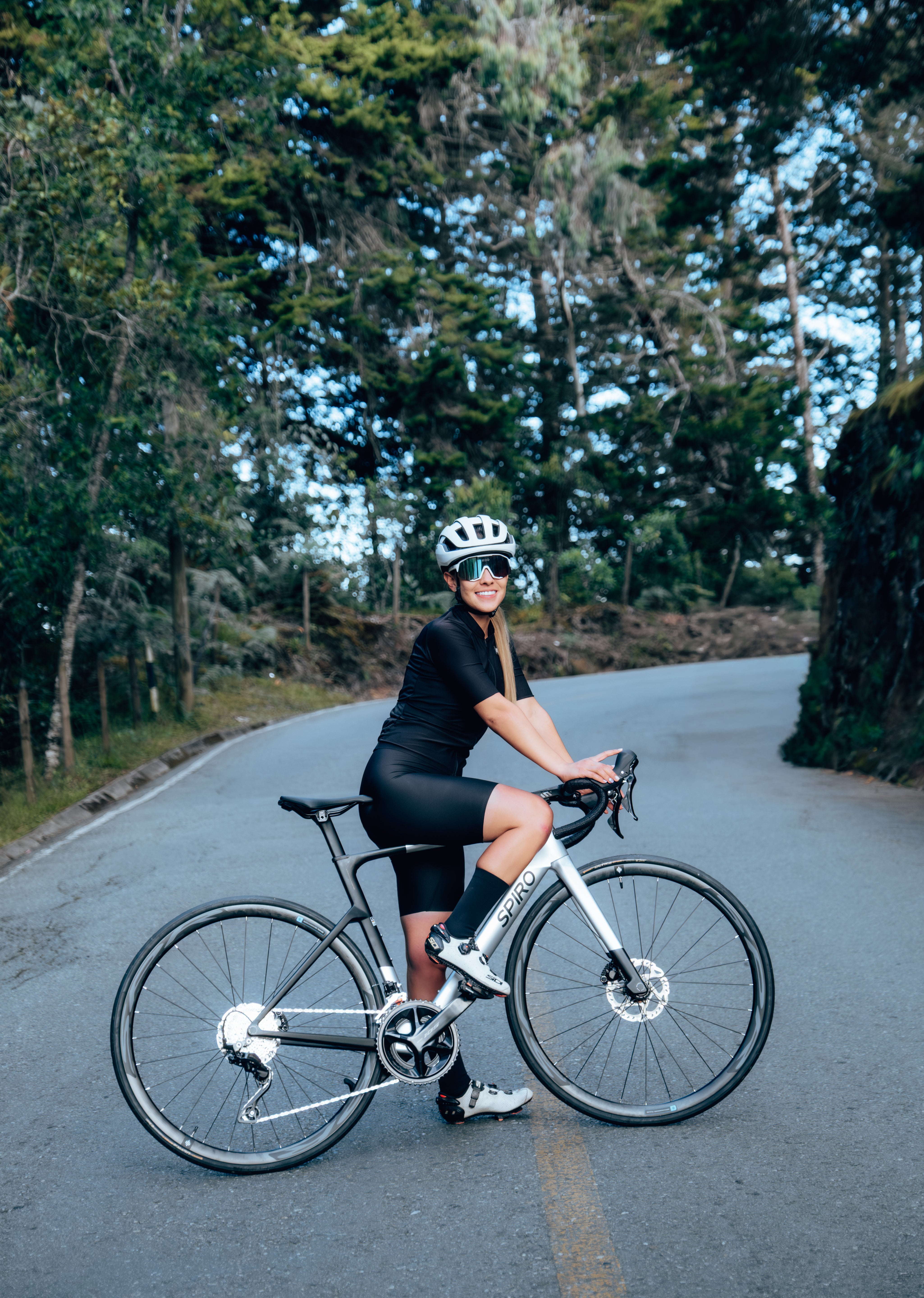 Bicicleta de ruta en carbono LEGEND TUMBAGA Grupo Shimano 105 DI2 12 velocidades