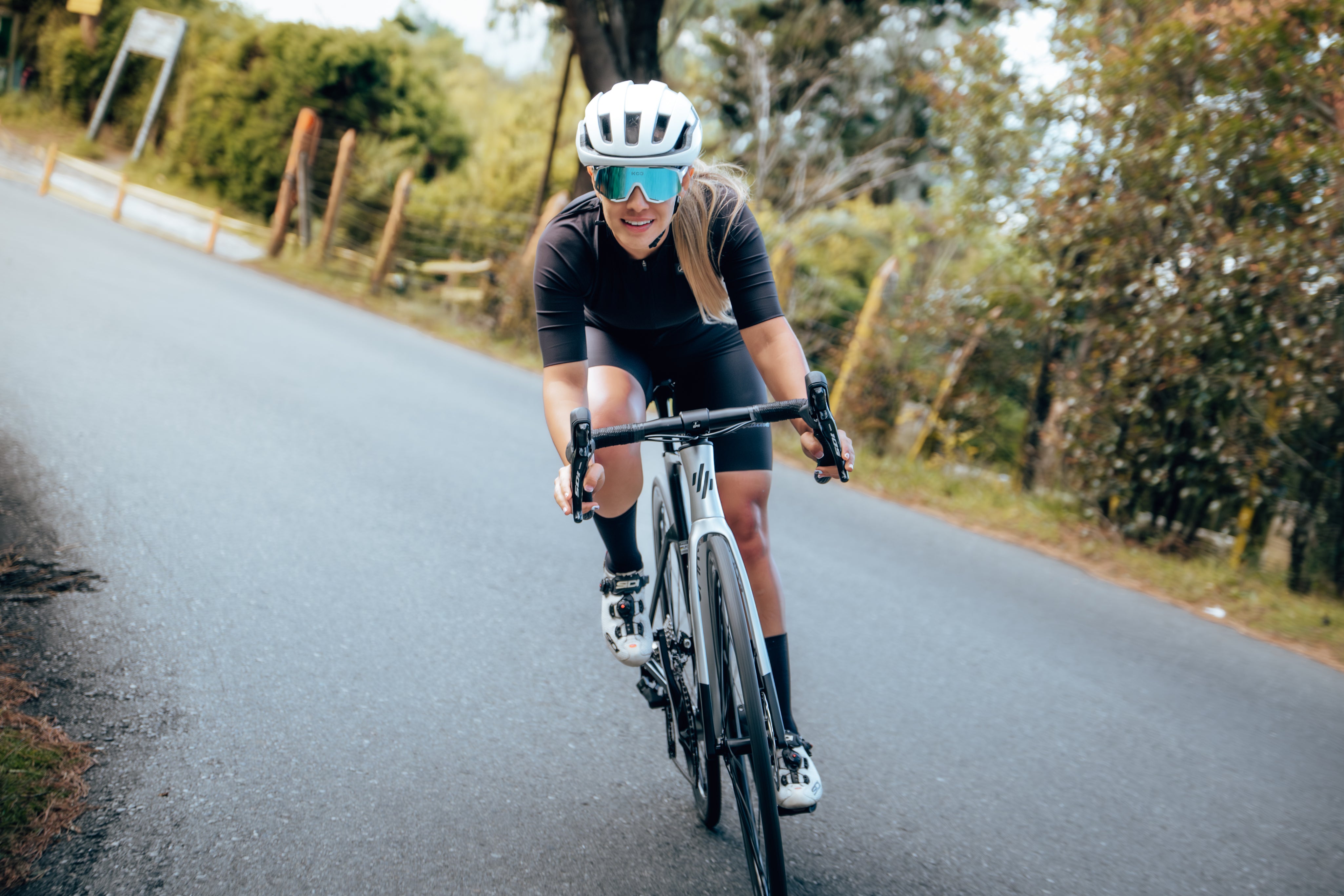 Bicicleta de ruta en carbono LEGEND TUMBAGA Grupo Shimano 105 DI2 12 velocidades