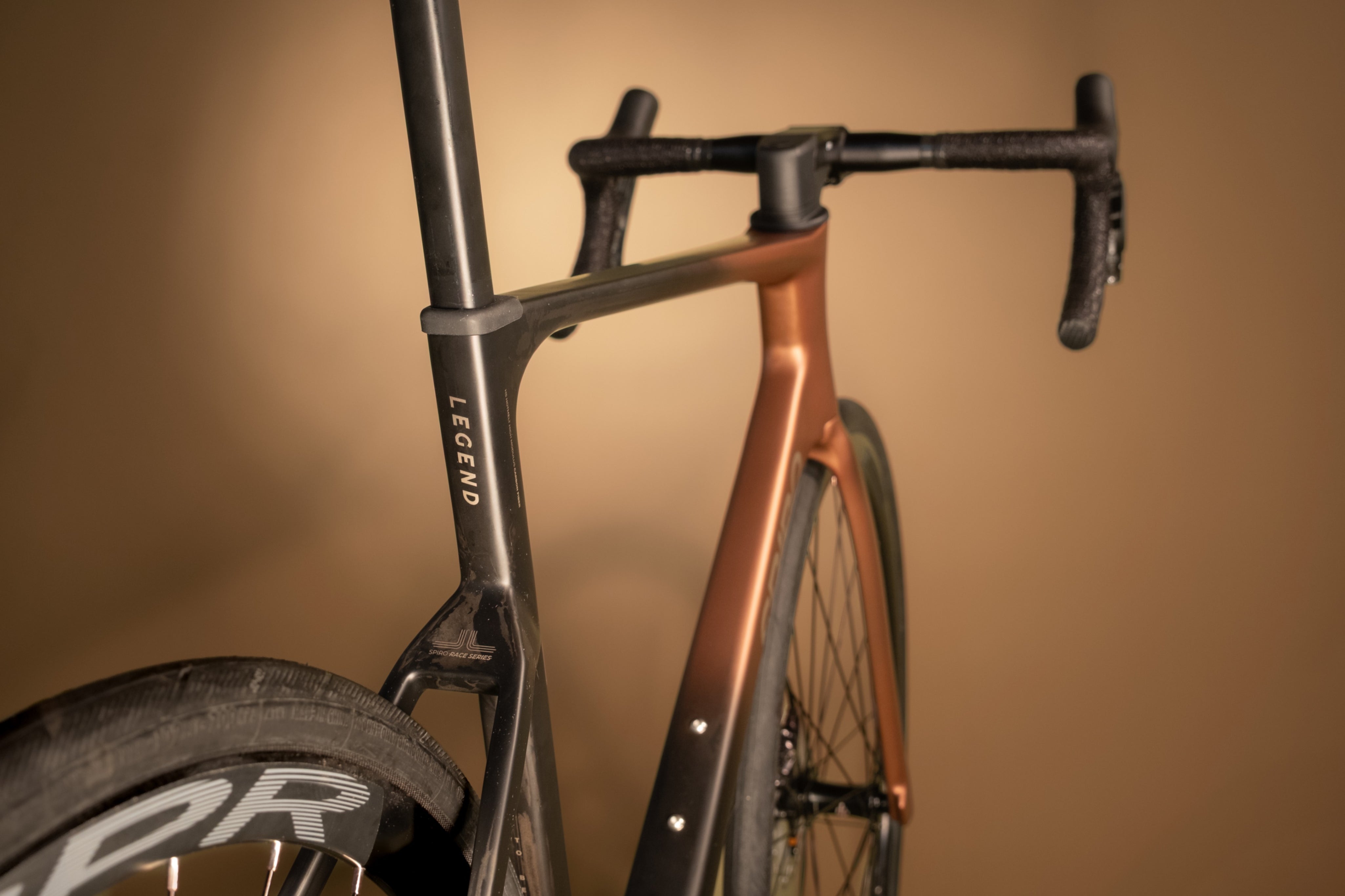 Bicicleta de ruta en carbono LEGEND BALAY Grupo Shimano 105 12 velocidades