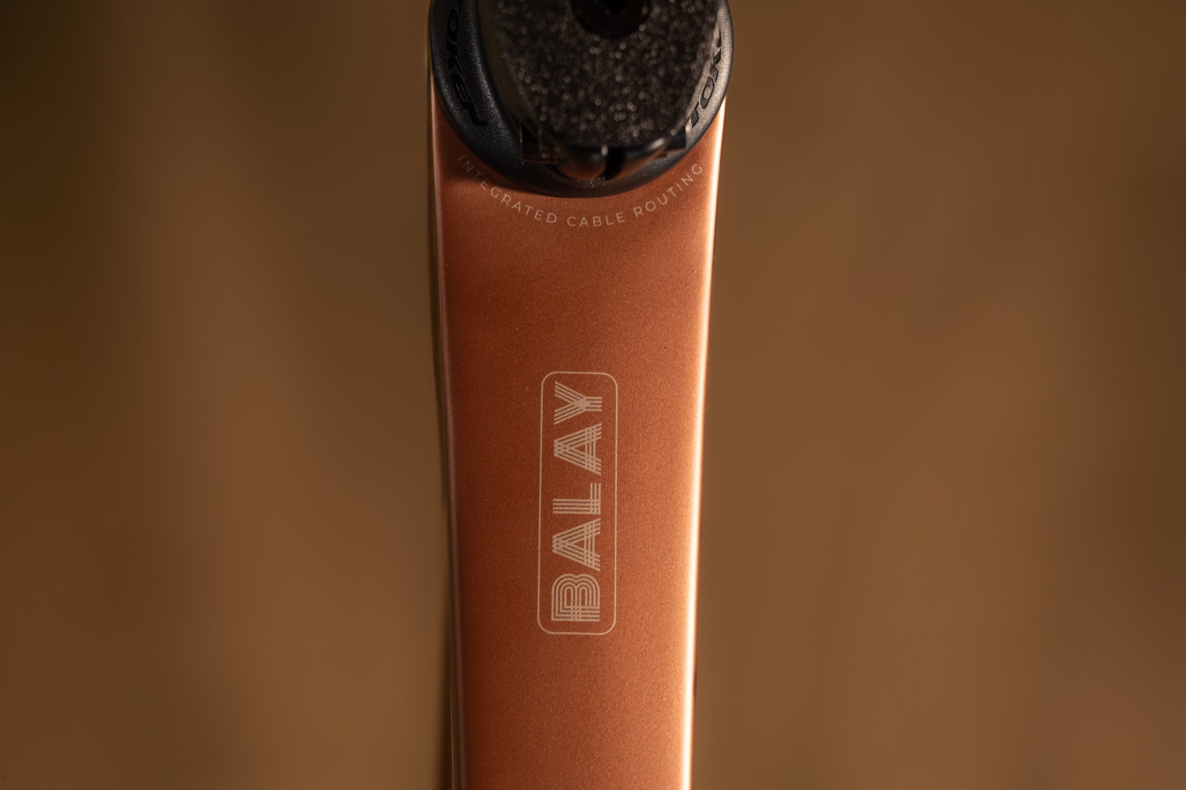 Bicicleta de ruta en carbono LEGEND BALAY Grupo Shimano 105 12 velocidades