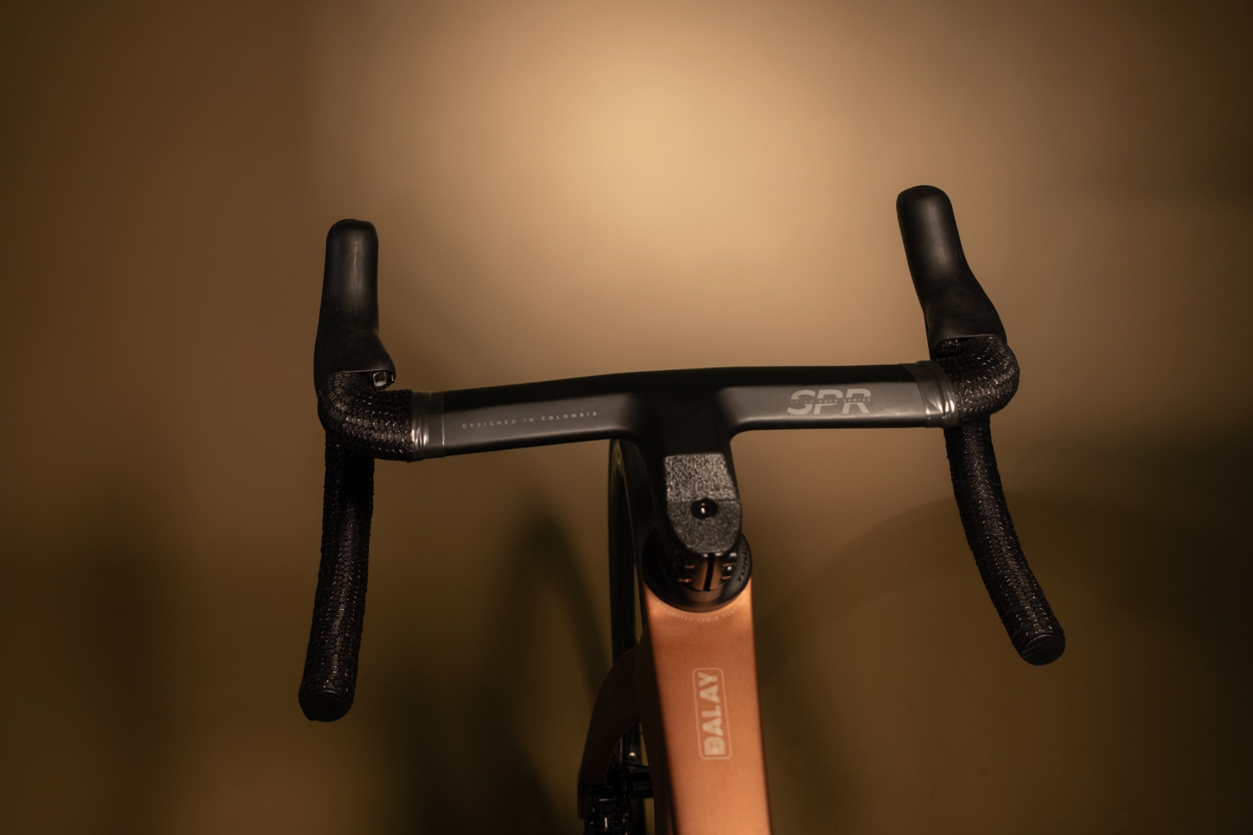 Bicicleta de ruta en carbono LEGEND BALAY Grupo Shimano 105 12 velocidades