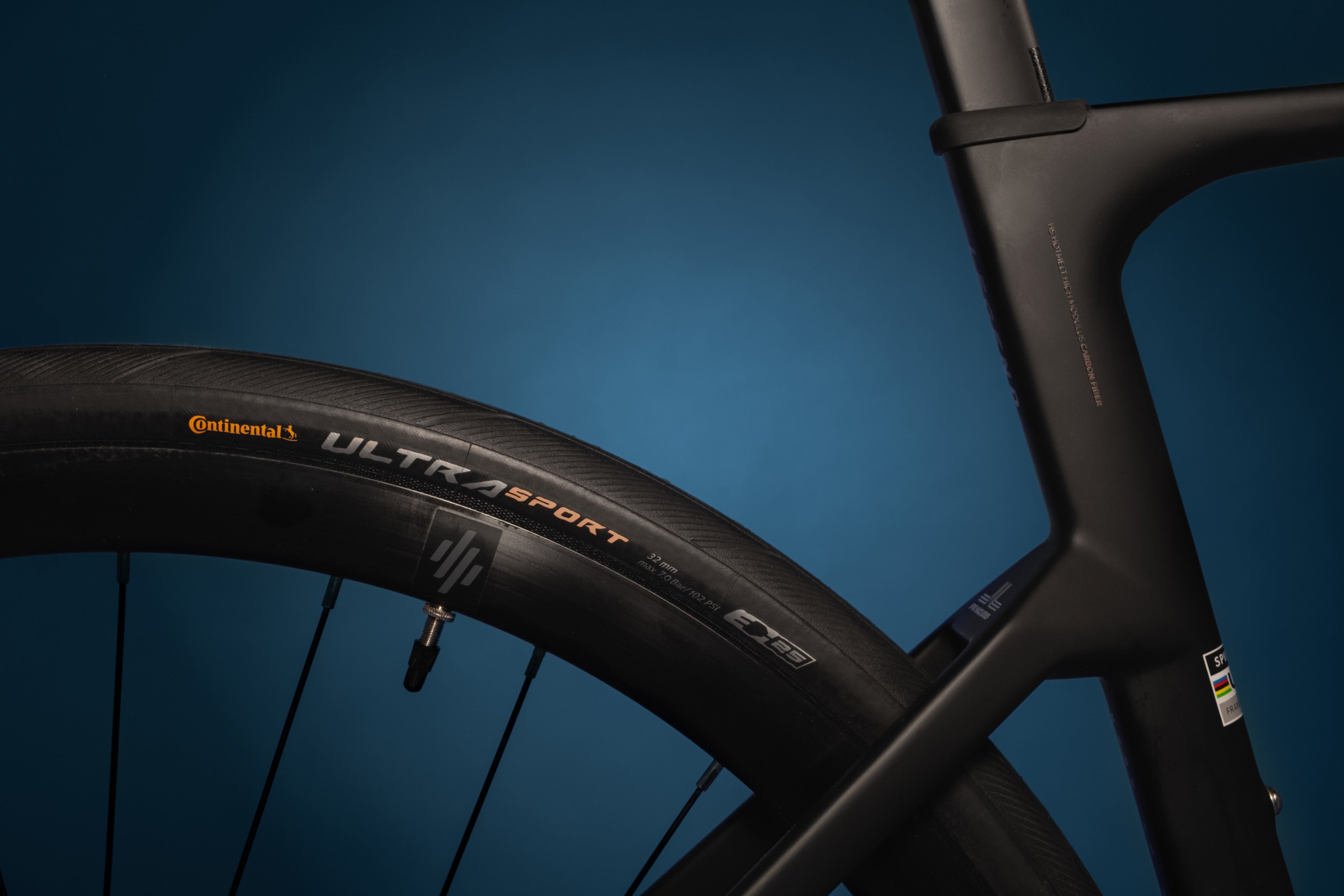 Bicicleta de ruta en carbono LEGEND TUMBAGA Grupo Shimano 105 DI2 12 velocidades