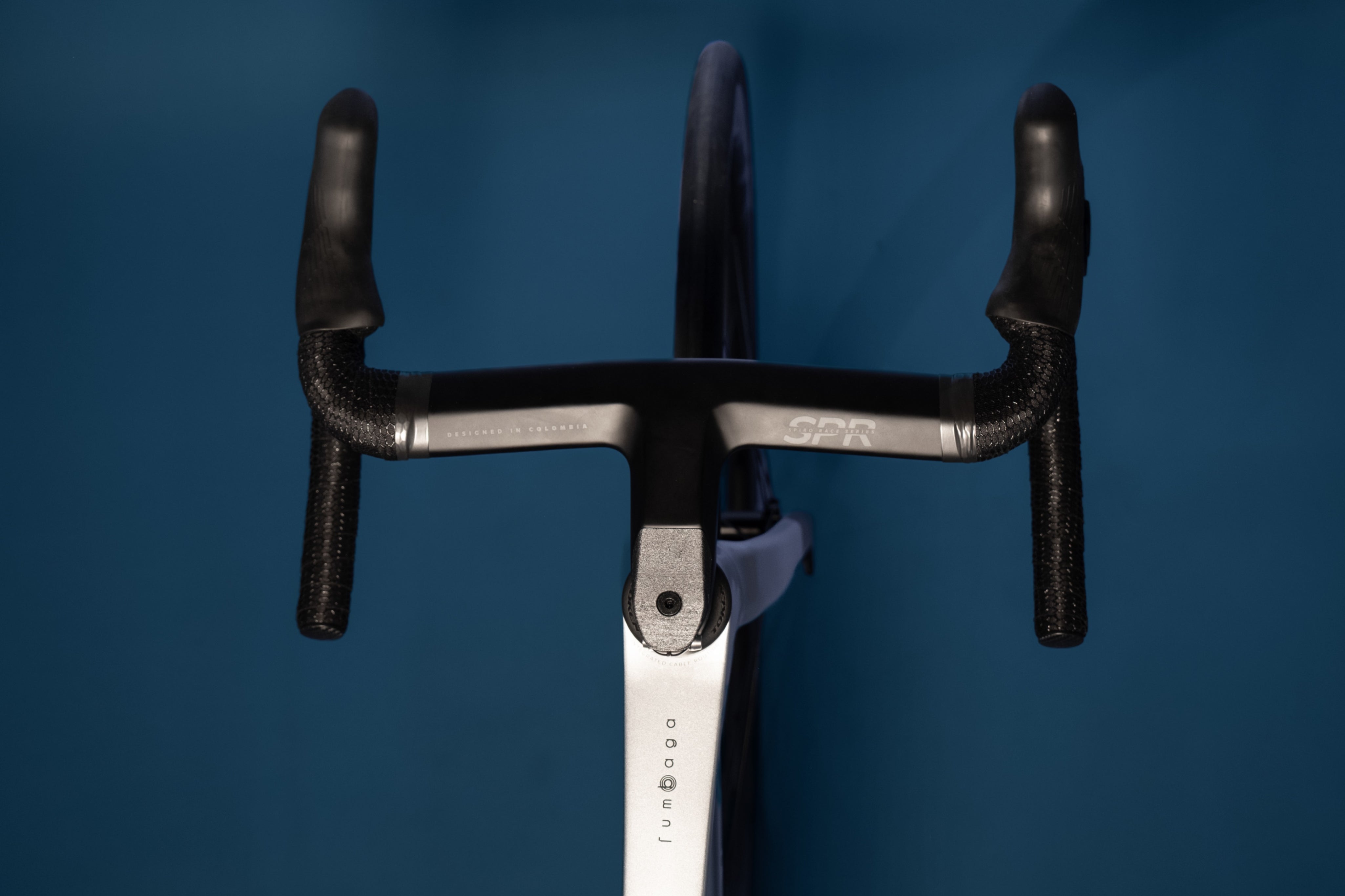 Bicicleta de ruta en carbono LEGEND TUMBAGA Grupo Shimano 105 DI2 12 velocidades