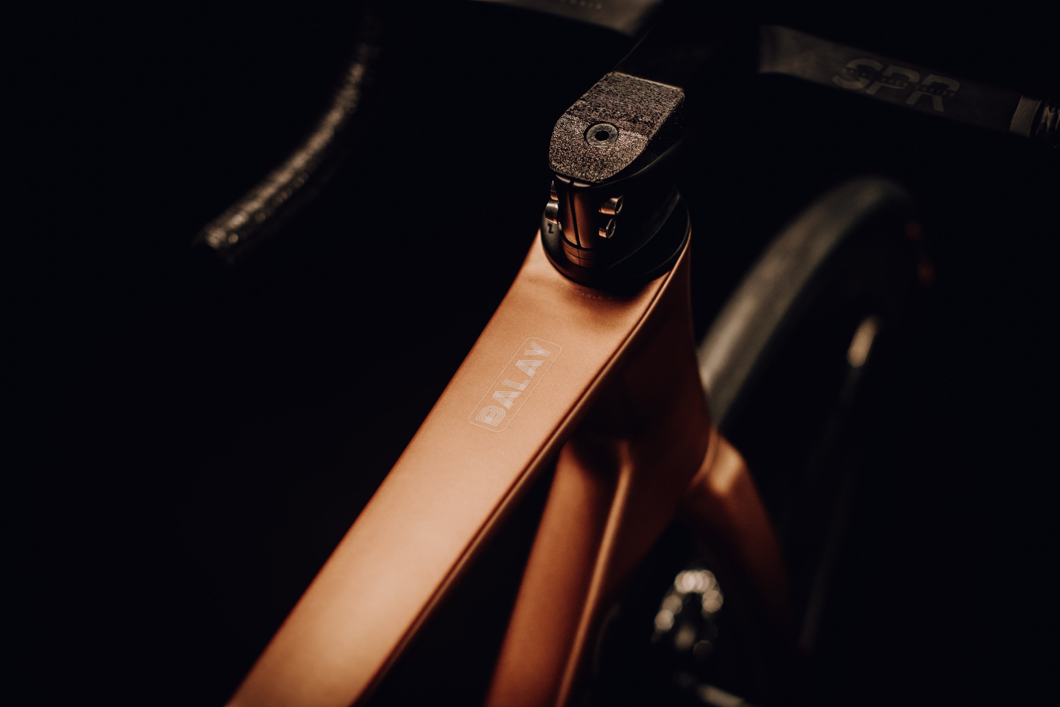 Bicicleta de ruta en carbono LEGEND BALAY Grupo Shimano 105 12 velocidades