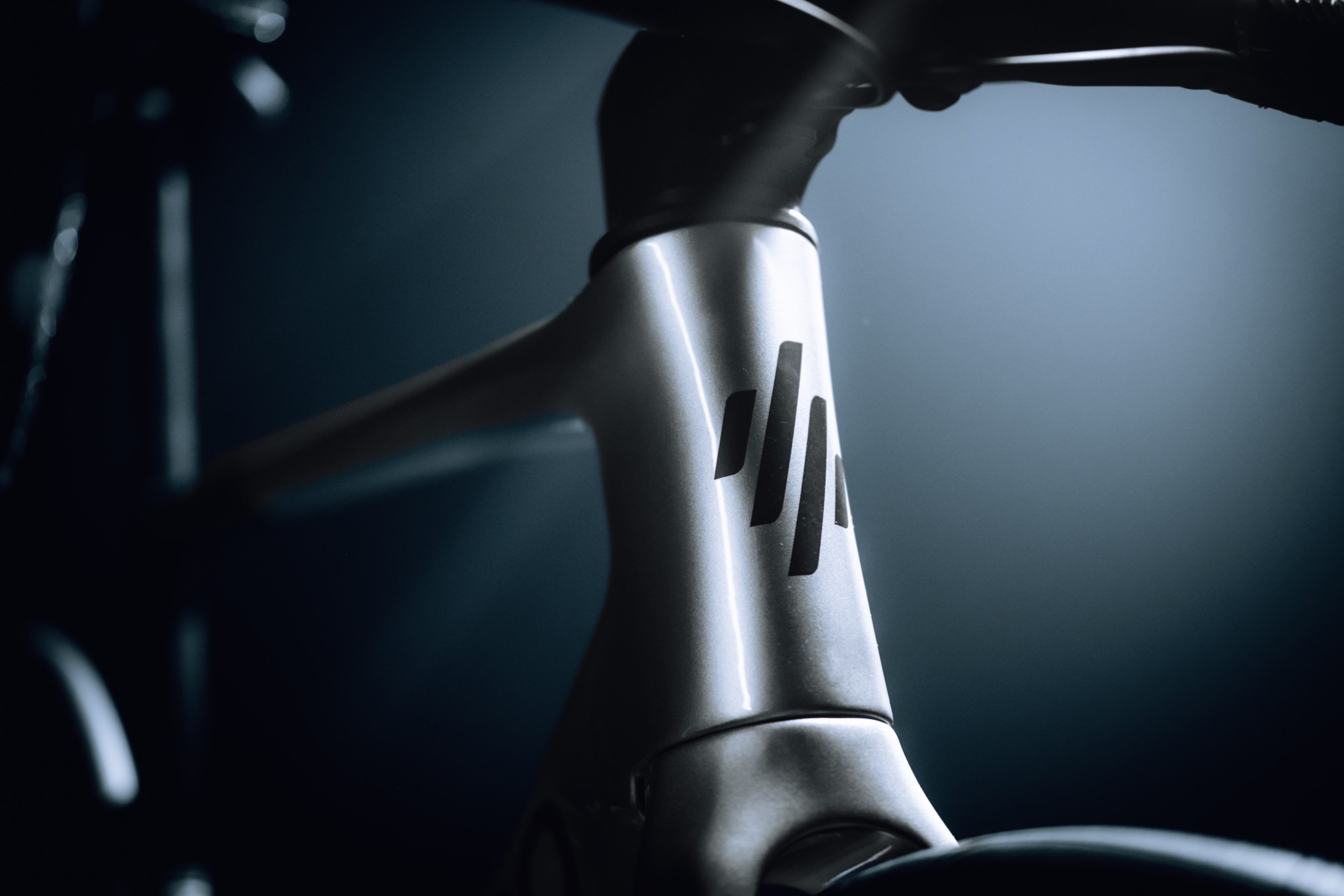 Bicicleta de ruta en carbono LEGEND TUMBAGA Grupo Shimano 105 DI2 12 velocidades