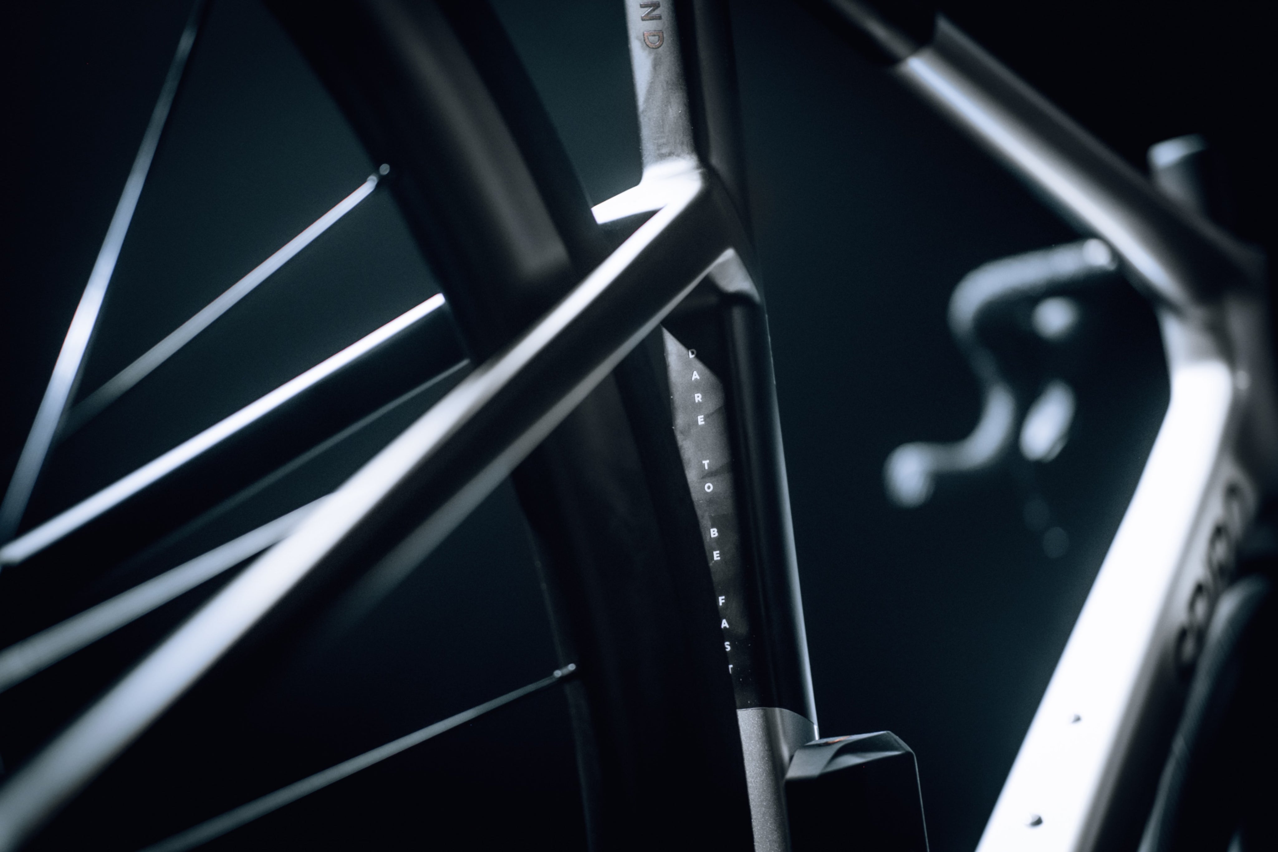 Bicicleta de ruta en carbono LEGEND TUMBAGA Grupo Shimano 105 DI2 12 velocidades