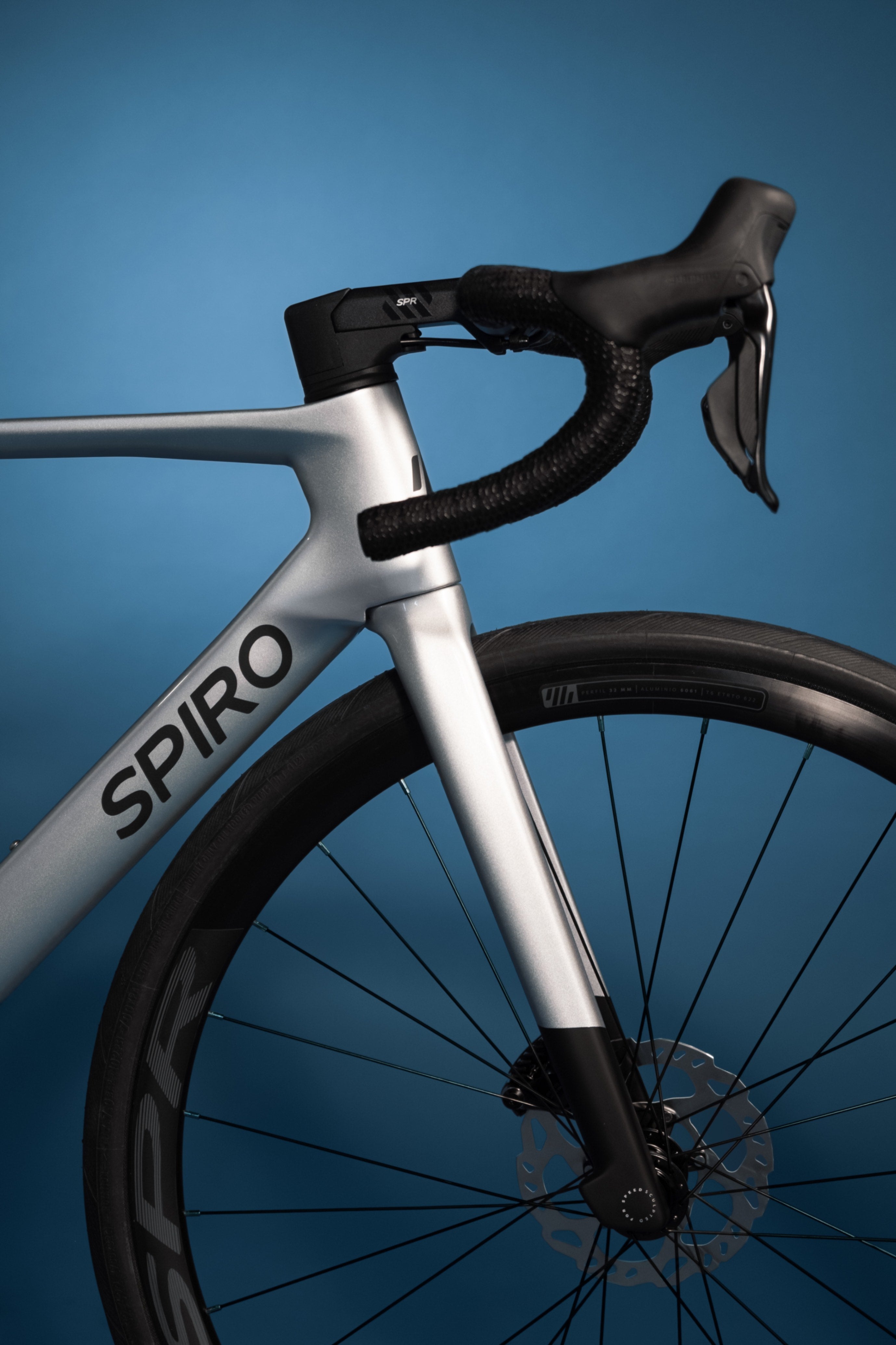 Bicicleta de ruta en carbono LEGEND TUMBAGA Grupo Shimano 105 DI2 12 velocidades