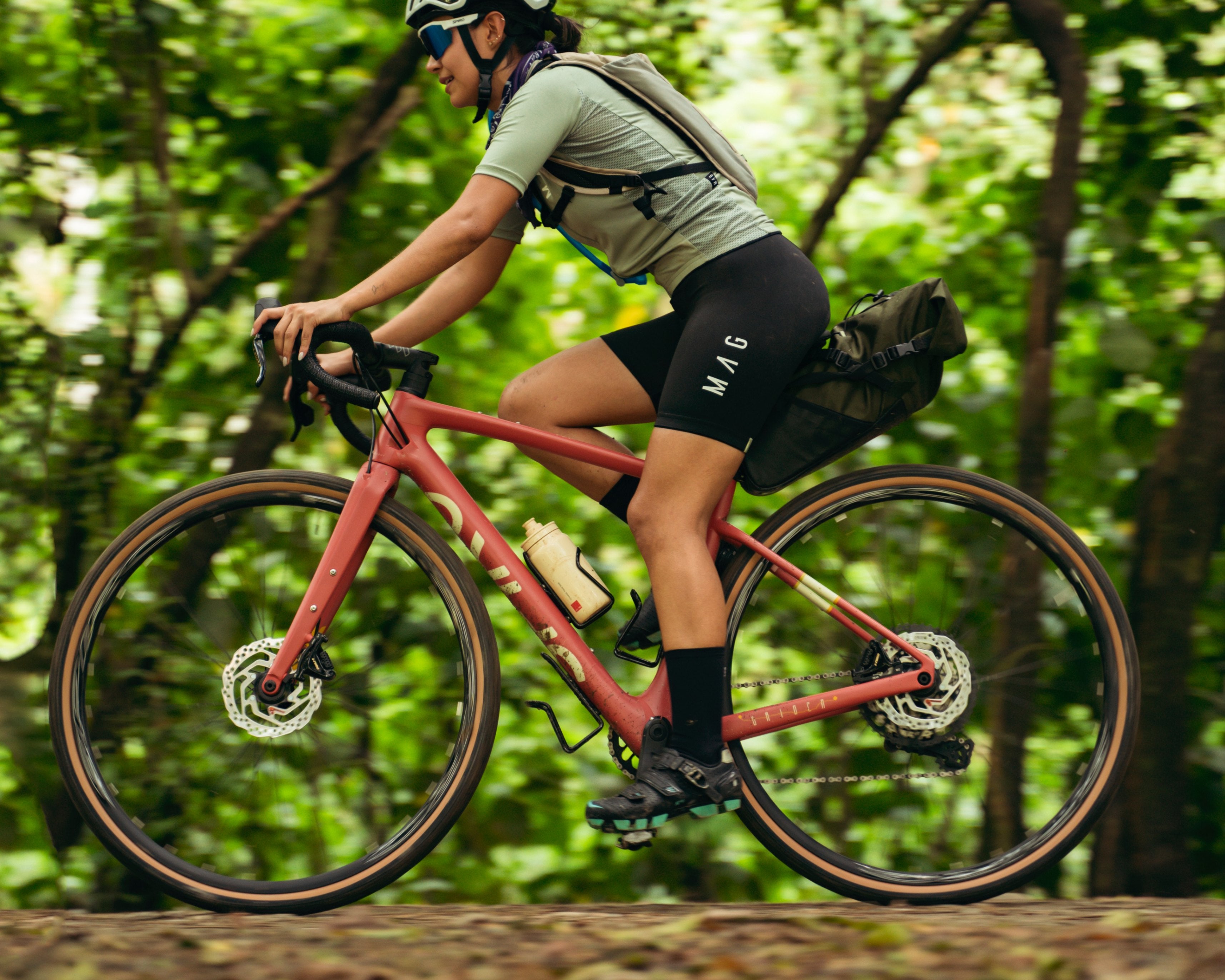 Bicicleta de gravel Spiro Origen Carbono equipada para bikepacking, comparada con la Specialized Diverge, ideal para aventuras de gravel y rutas largas.