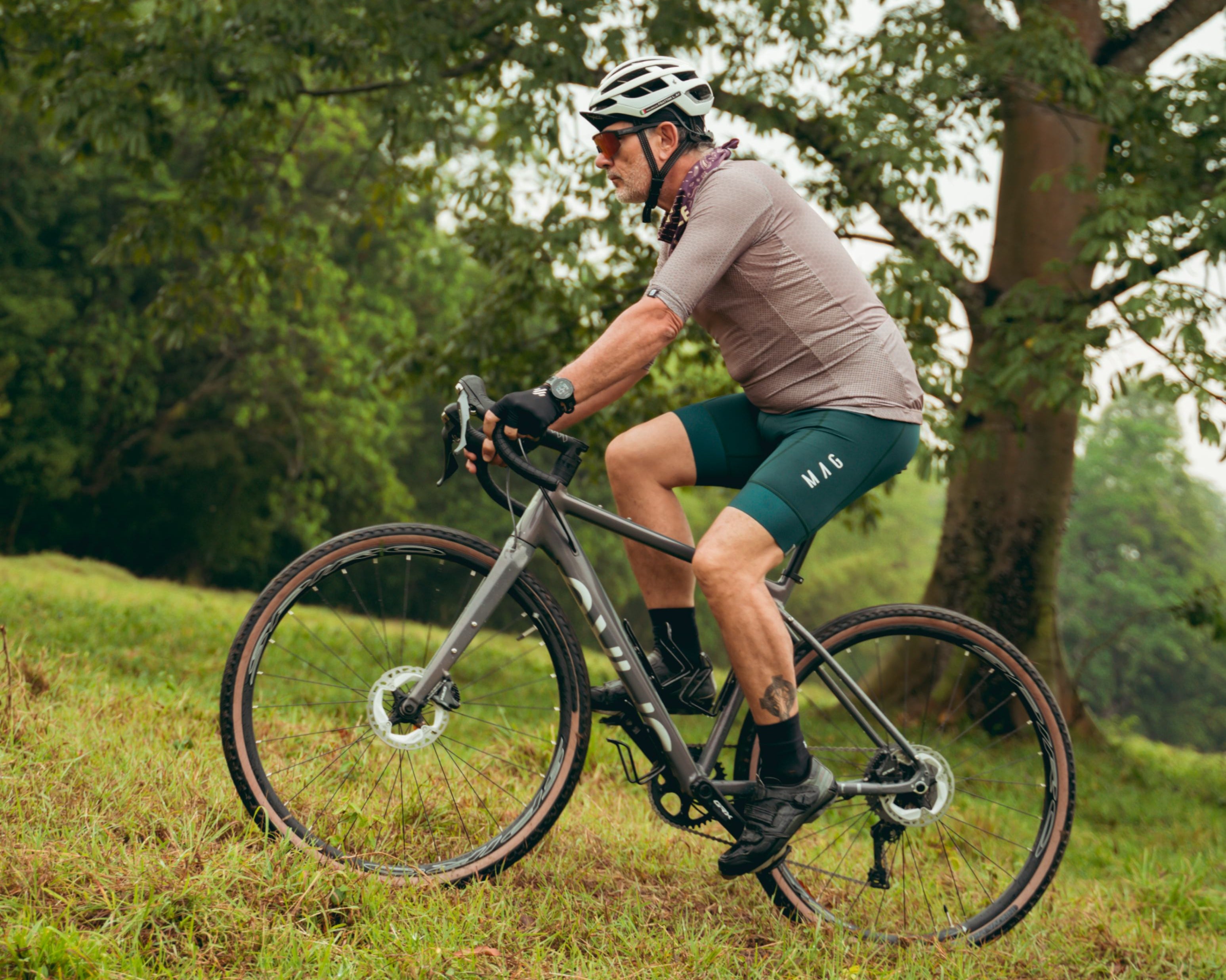 Ciclista atravesando terrenos naturales con la bicicleta gravel SPIRO ORIGEN, comparada con la Giant Revolt para rutas largas y bikepacking.