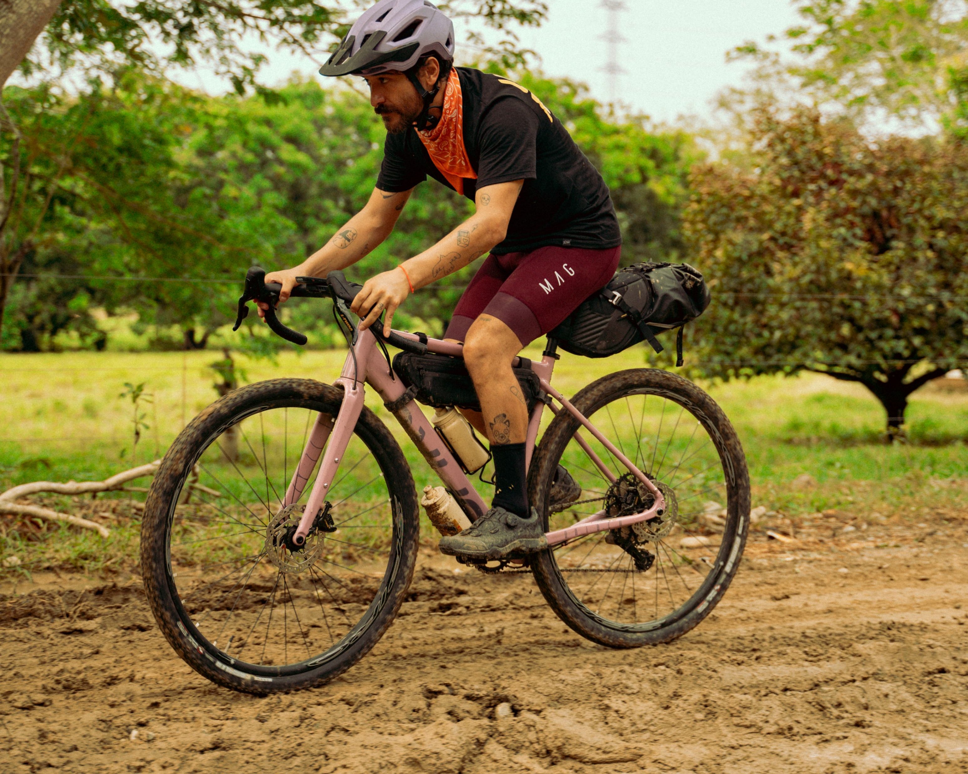 Ciclista atravesando terrenos naturales con la bicicleta gravel SPIRO ORIGEN, comparada con la Giant Revolt para rutas largas y bikepacking.
