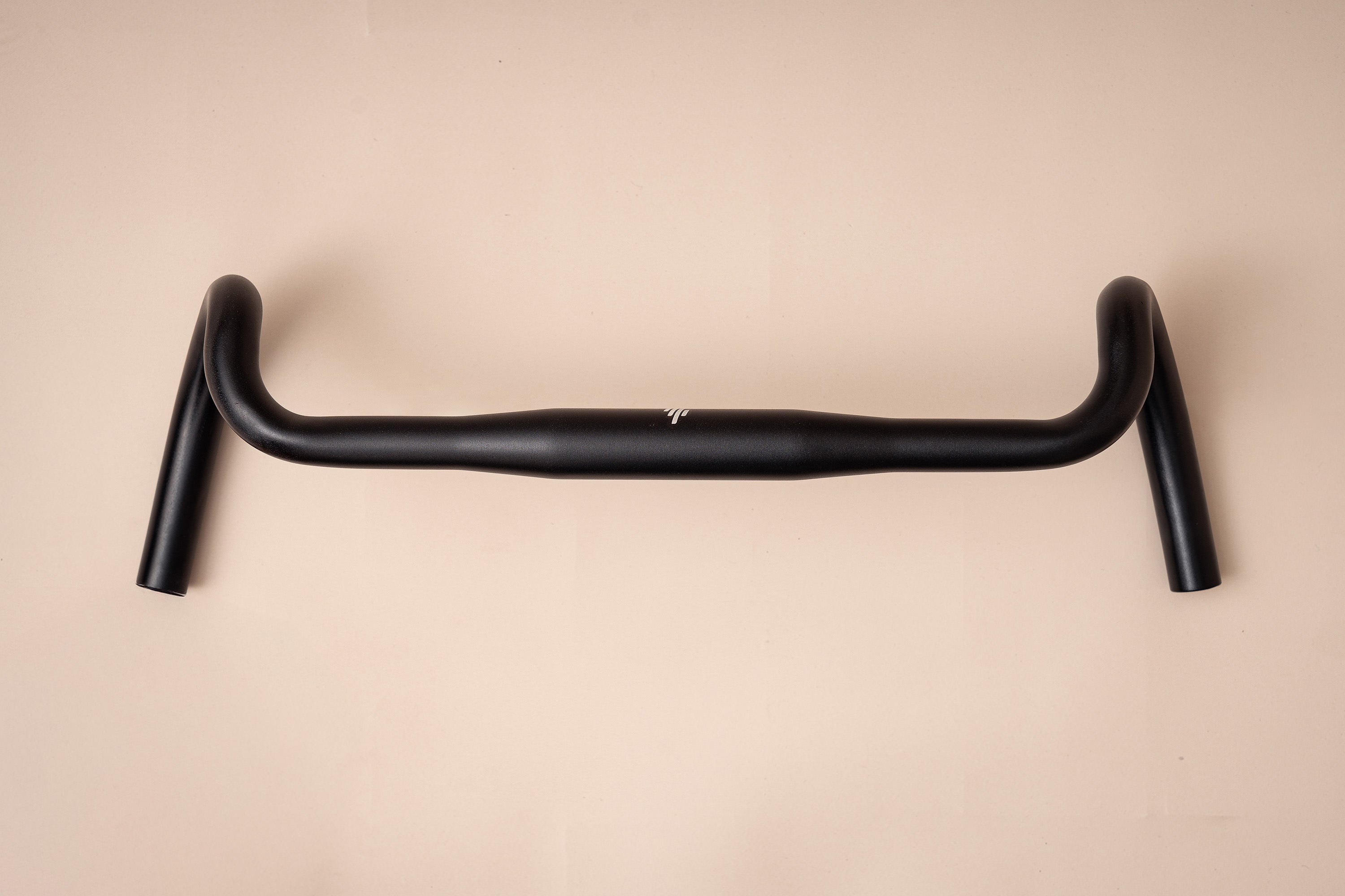 Manubrio de gravel Flare SPR RACE en aluminio de SPIRO Bicycles, diseñado para mayor control y comodidad en terrenos irregulares, perfecto para ciclistas de gravel y bikepacking.