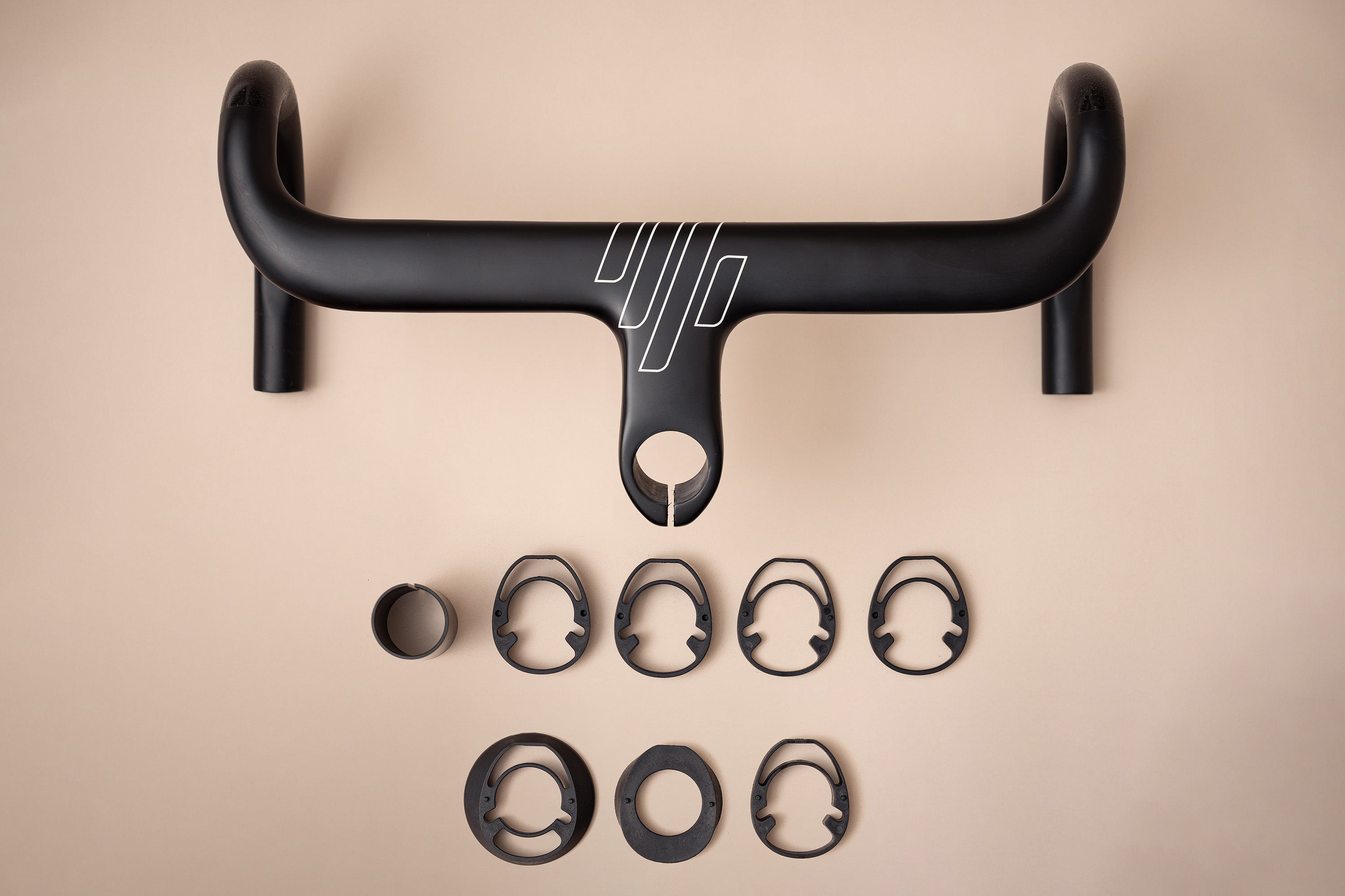 Manubrio de ruta integrado SPR RACE en carbono de SPIRO Bicycles, diseñado para ciclismo de ruta y gravel, con acabado aerodinámico y ligero para maximizar el rendimiento.