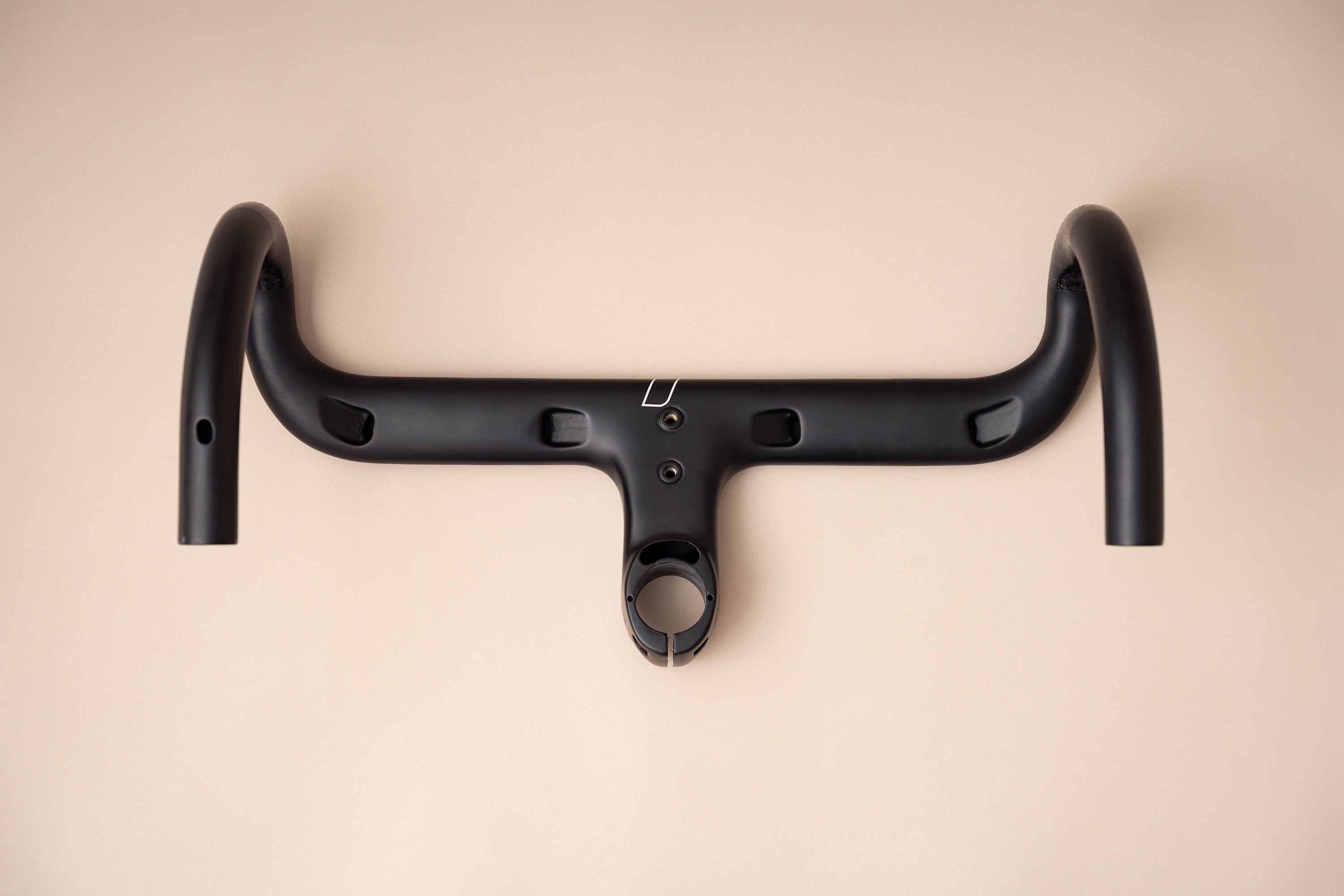 Manubrio de ruta integrado SPR RACE en carbono de SPIRO Bicycles, diseñado para ciclismo de ruta y gravel, con acabado aerodinámico y ligero para maximizar el rendimiento.