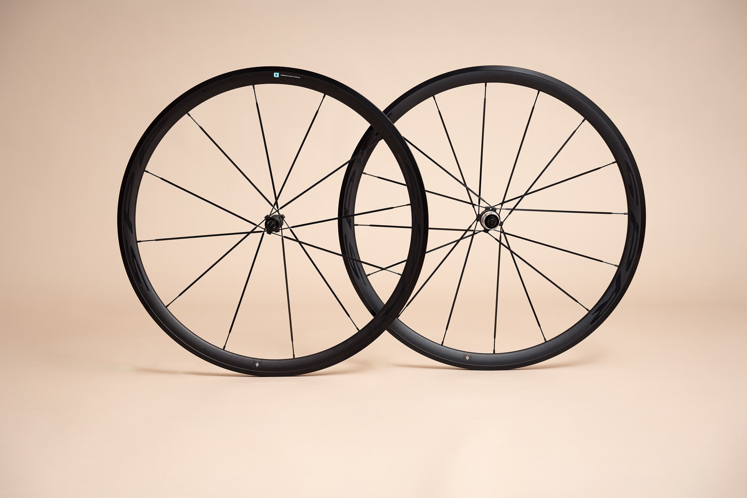 Ruedas de ruta SPR RACE R1216 en aluminio de perfil 35mm con freno de herradura, diseñadas para ciclistas que buscan resistencia, ligereza y rendimiento en carretera.