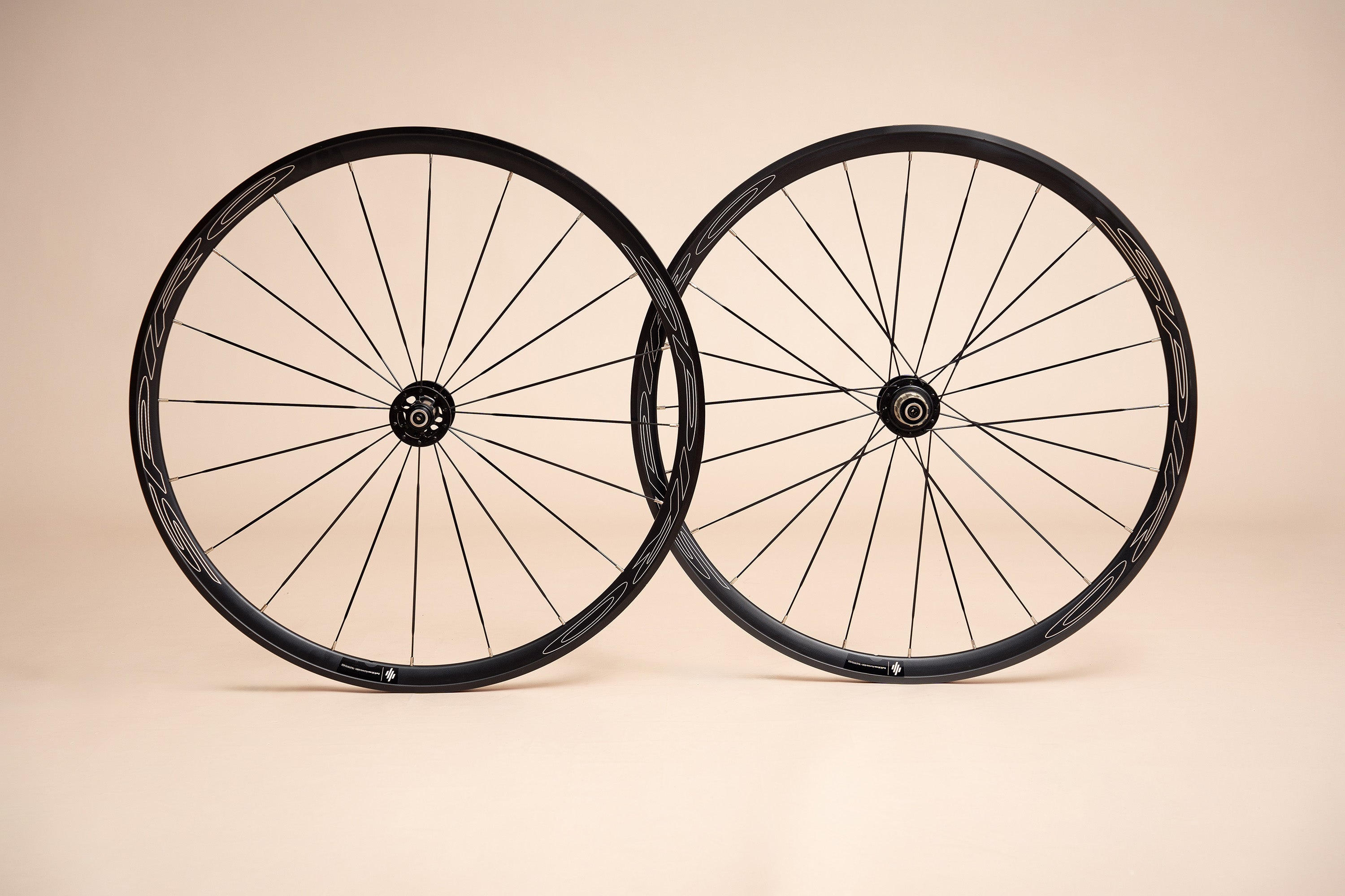 Ruedas de aluminio SPR RACE RC30 para bicicletas de ruta con freno de herradura, diseñadas para ofrecer resistencia, ligereza y un rendimiento óptimo en carretera.