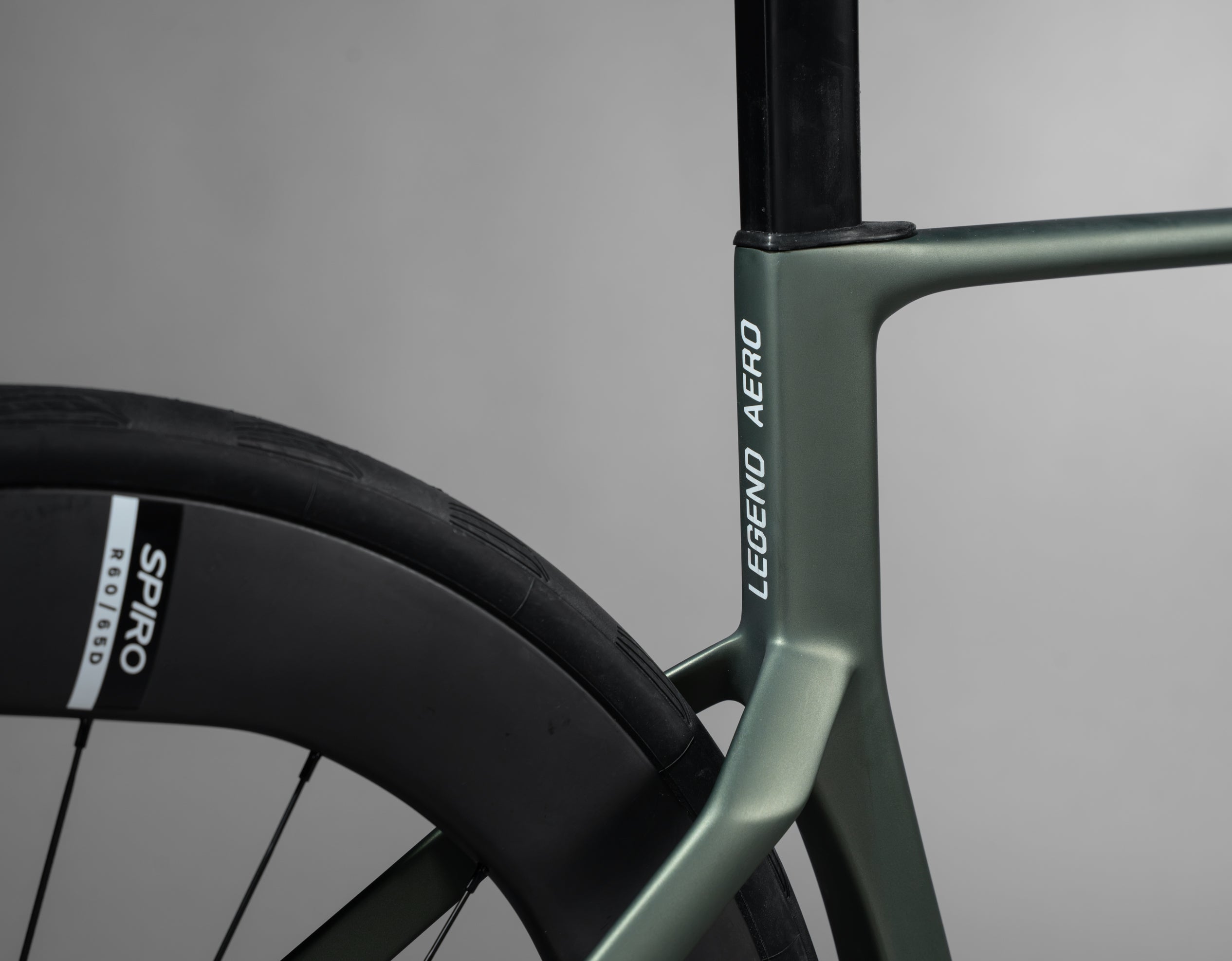 Bicicleta de ruta LEGEND DISC AERO grupo Shimano 105 DI2 2X12 Vel.