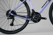 Bicicleta de gravel ORIGEN AL en aluminio y tenedor en carbono grupo Shimano Cues de 2x10 vel. Color Jugo de Mora en Leche