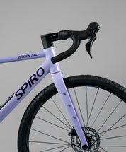 Bicicleta de gravel ORIGEN AL en aluminio y tenedor en carbono grupo Shimano Cues de 2x10 vel. Color Jugo de Mora en Leche