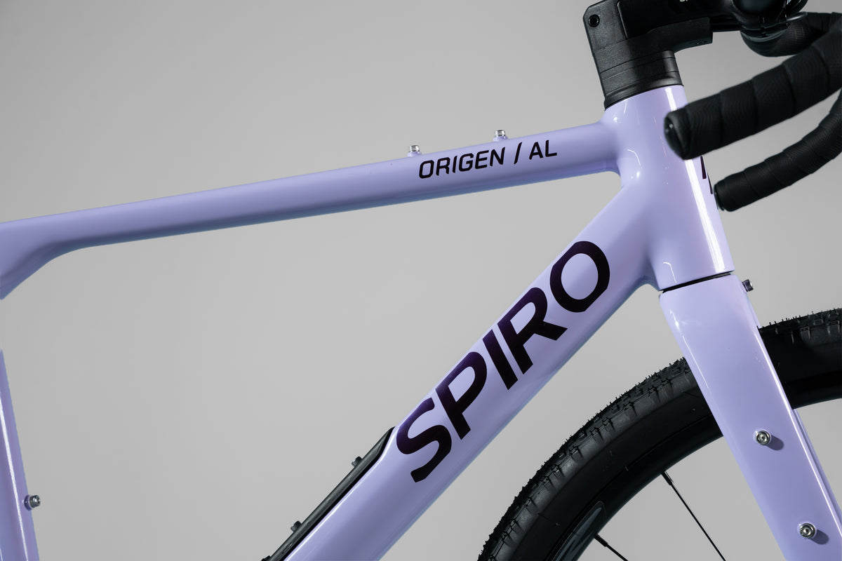 Bicicleta de gravel ORIGEN AL en aluminio y tenedor en carbono grupo Shimano Cues de 2x10 vel. Color Jugo de Mora en Leche