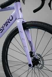Bicicleta de gravel ORIGEN AL en aluminio y tenedor en carbono grupo Shimano Cues de 2x10 vel. Color Jugo de Mora en Leche