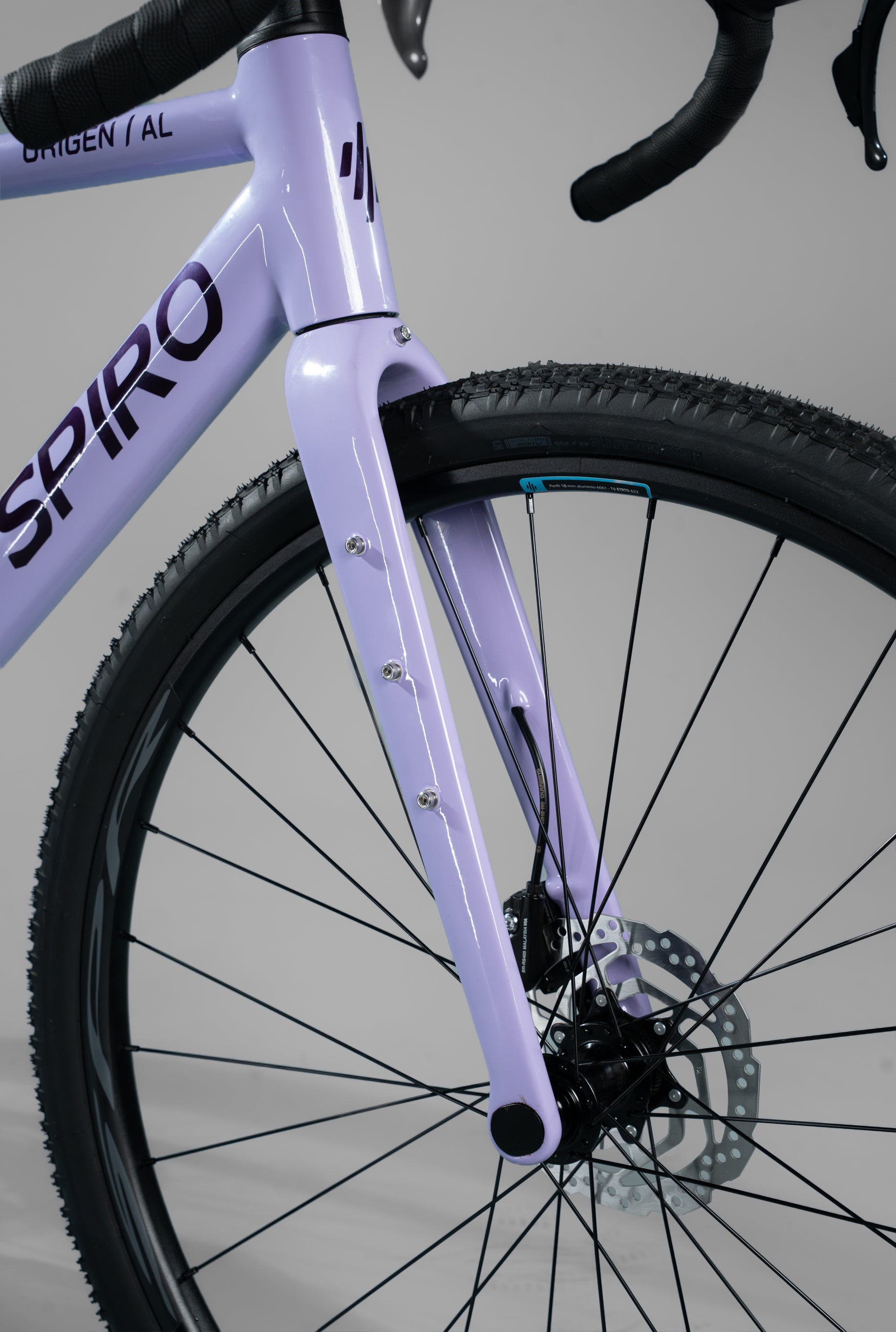 Bicicleta de gravel ORIGEN AL en aluminio y tenedor en carbono grupo Shimano Cues de 2x10 vel. Color Jugo de Mora en Leche