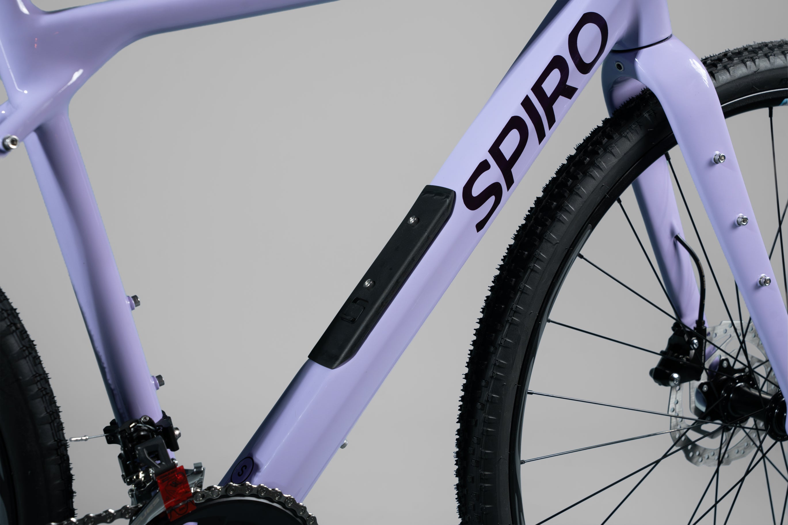 Bicicleta de gravel ORIGEN AL en aluminio y tenedor en carbono grupo Shimano Cues de 2x10 vel. Color Jugo de Mora en Leche