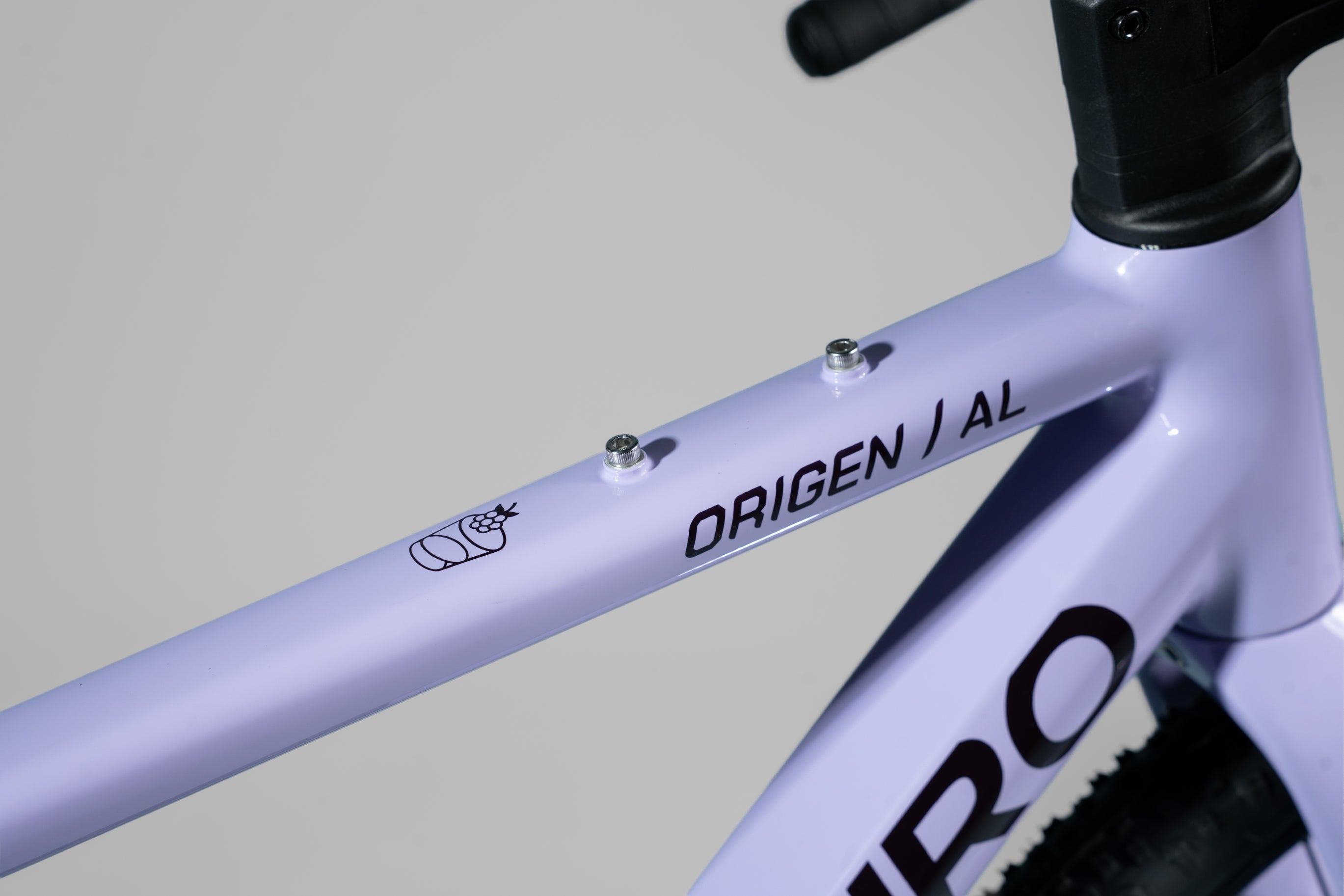 Bicicleta de gravel ORIGEN AL en aluminio y tenedor en carbono grupo Shimano Cues de 2x10 vel. Color Jugo de Mora en Leche