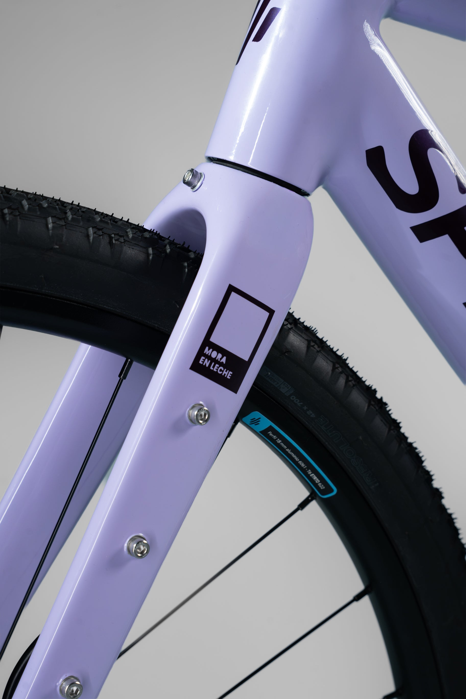 Bicicleta de gravel ORIGEN AL en aluminio y tenedor en carbono grupo Shimano Cues de 2x10 vel. Color Jugo de Mora en Leche