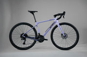 Bicicleta de gravel ORIGEN AL en aluminio y tenedor en carbono grupo Shimano Cues de 2x10 vel. Color Jugo de Mora en Leche