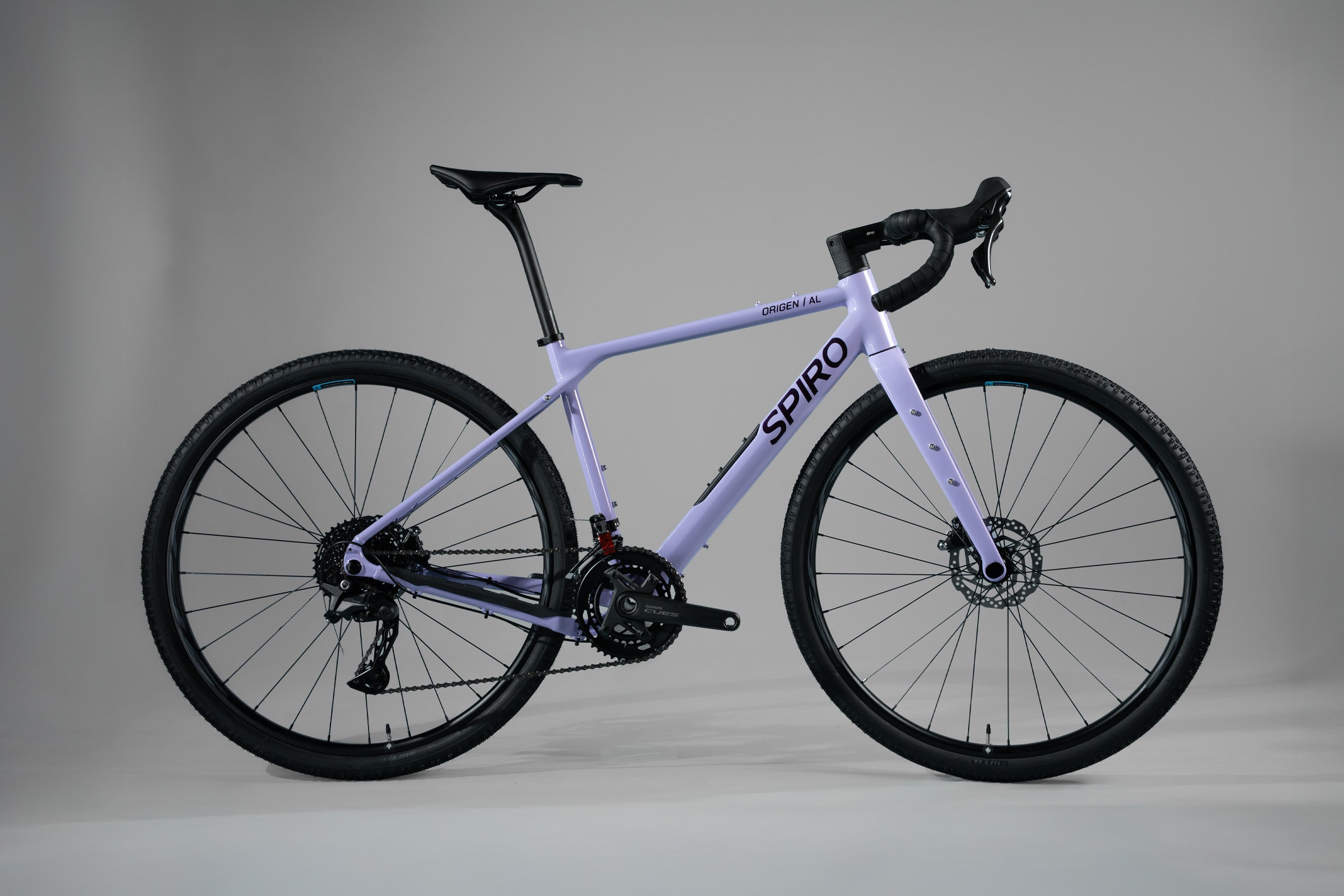 Bicicleta de gravel ORIGEN AL en aluminio y tenedor en carbono grupo Shimano Cues de 2x10 vel. Color Jugo de Mora en Leche