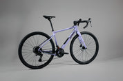 Bicicleta de gravel ORIGEN AL en aluminio y tenedor en carbono grupo Shimano Cues de 2x10 vel. Color Jugo de Mora en Leche