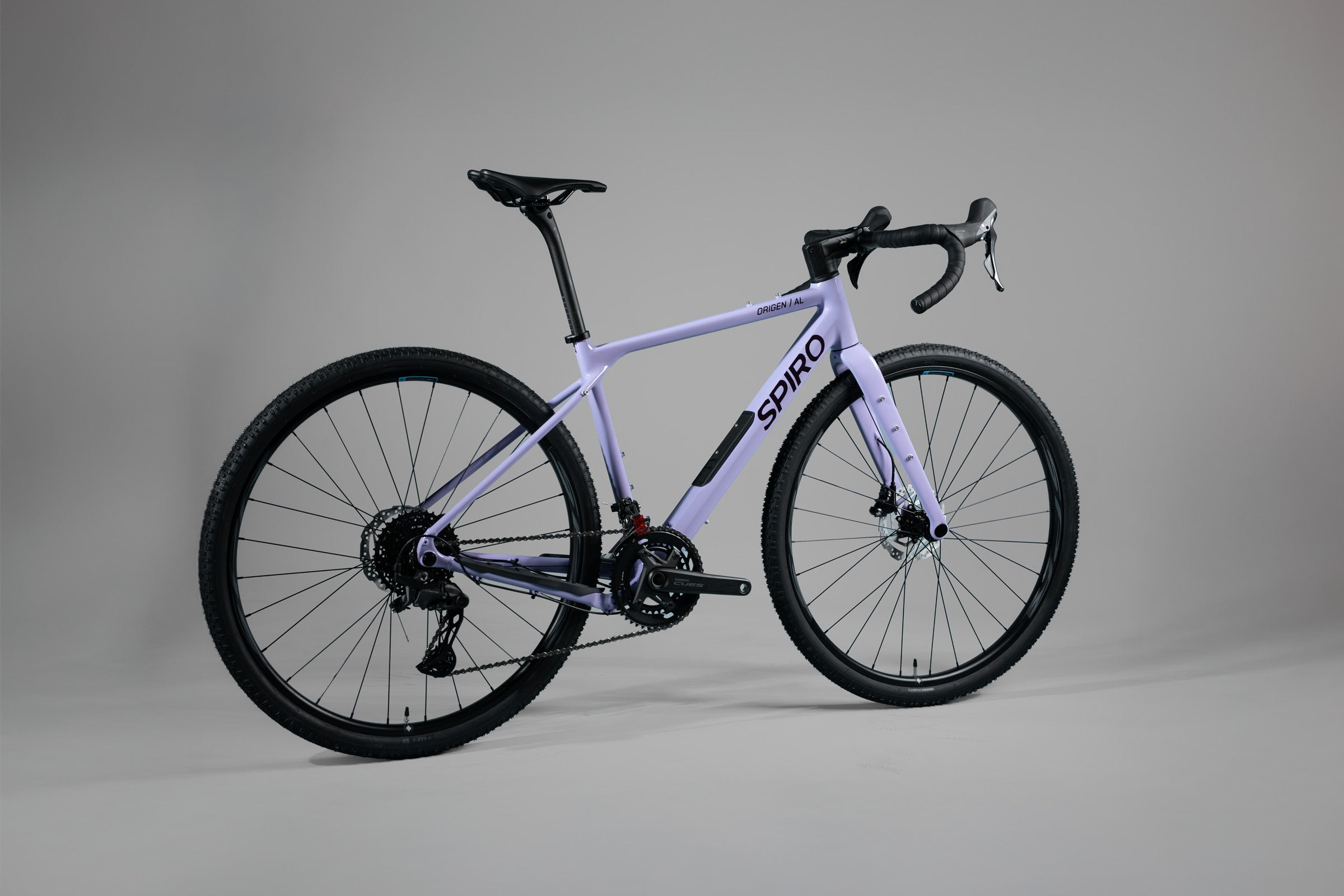 Bicicleta de gravel ORIGEN AL en aluminio y tenedor en carbono grupo Shimano Cues de 2x10 vel. Color Jugo de Mora en Leche