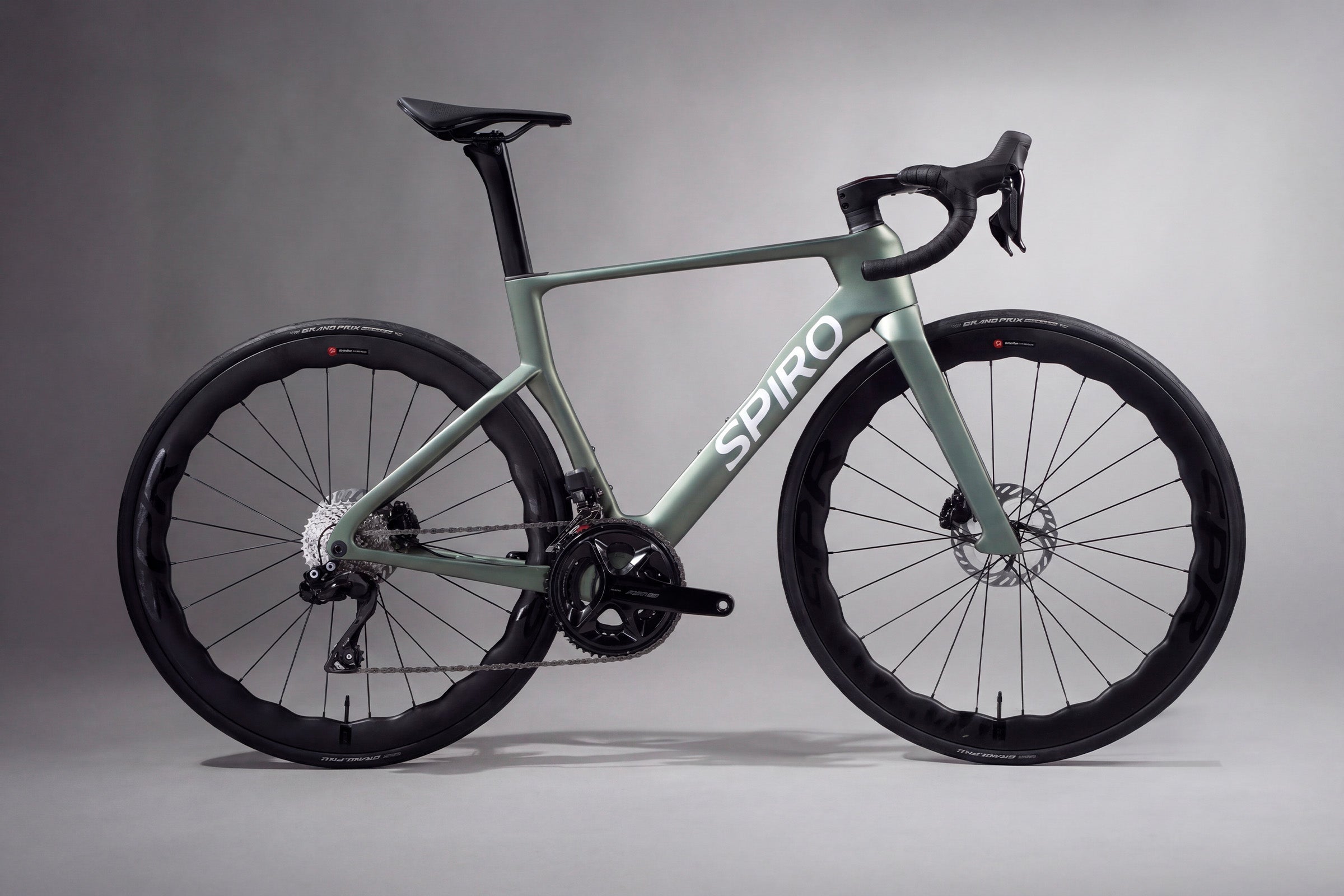 Bicicleta_ruta_legend_aero_tamal_shimano_105_ruedas_onduladas.jpg