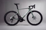 Bicicleta de ruta LEGEND AERO en carbono grupo Shimano 105 DI2 electrónico