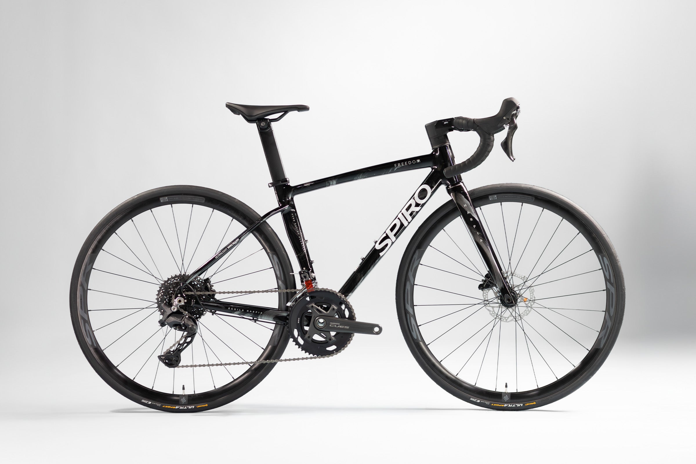 Bicicleta de ruta FREEDOM en aluminio con tenedor en carbono y Shimano Cues de 2x10 vel