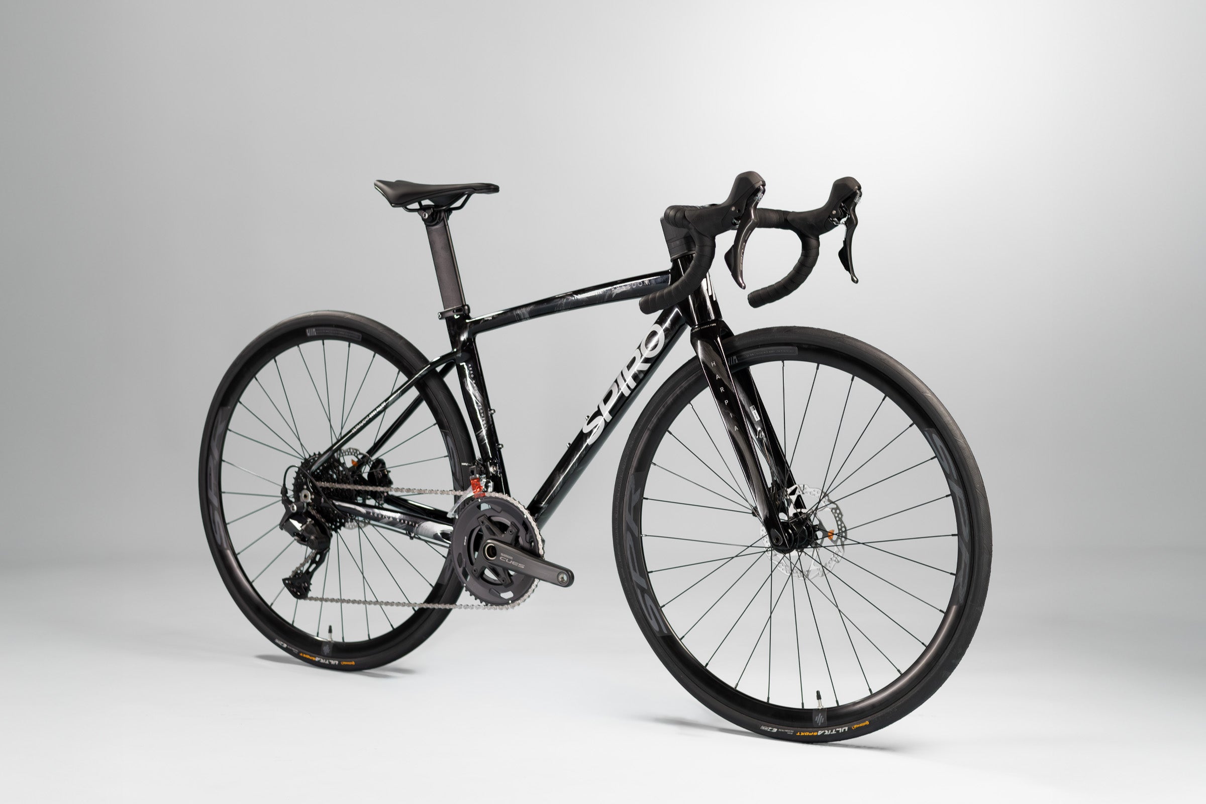 Bicicleta de ruta FREEDOM en aluminio con tenedor en carbono y Shimano Cues de 2x10 vel