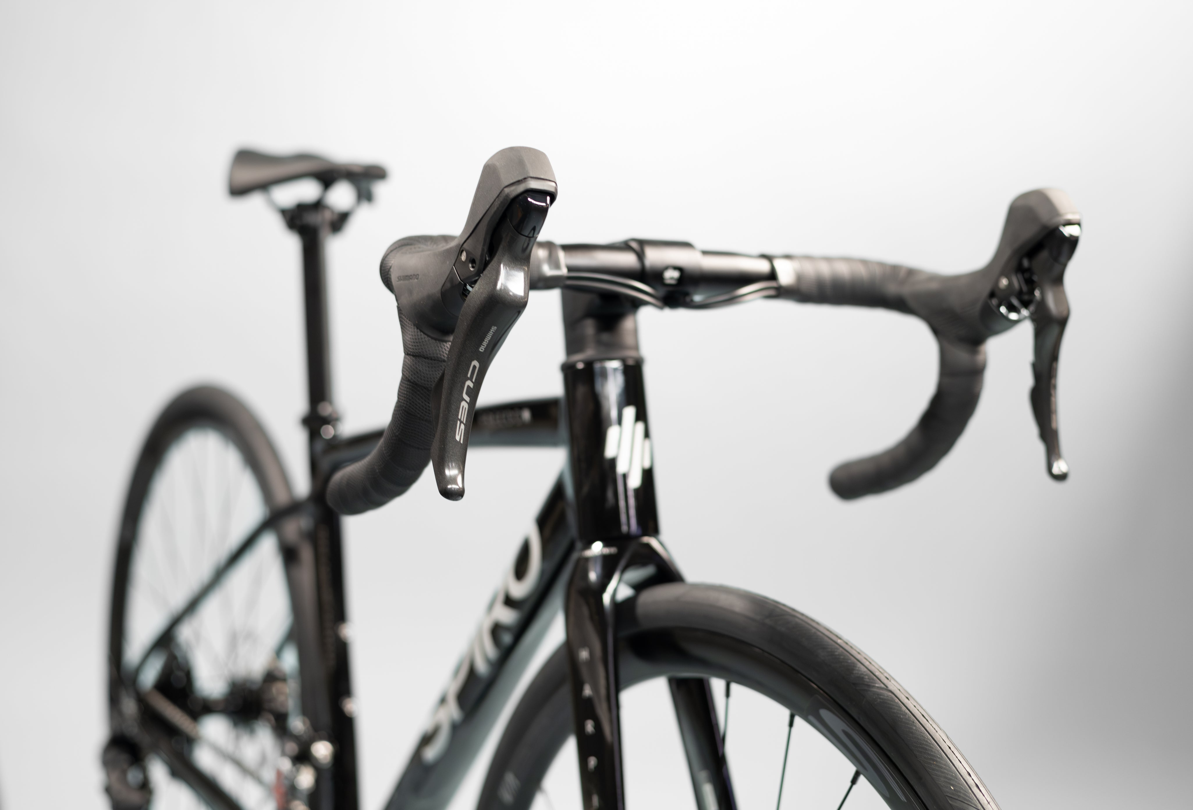 Bicicleta de ruta FREEDOM en aluminio con tenedor en carbono y Shimano Cues de 2x10 vel