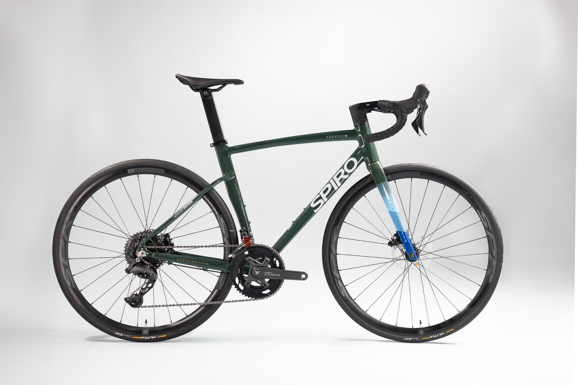 Bicicleta de ruta FREEDOM en aluminio con tenedor en carbono y Shimano Cues de 2x10 vel