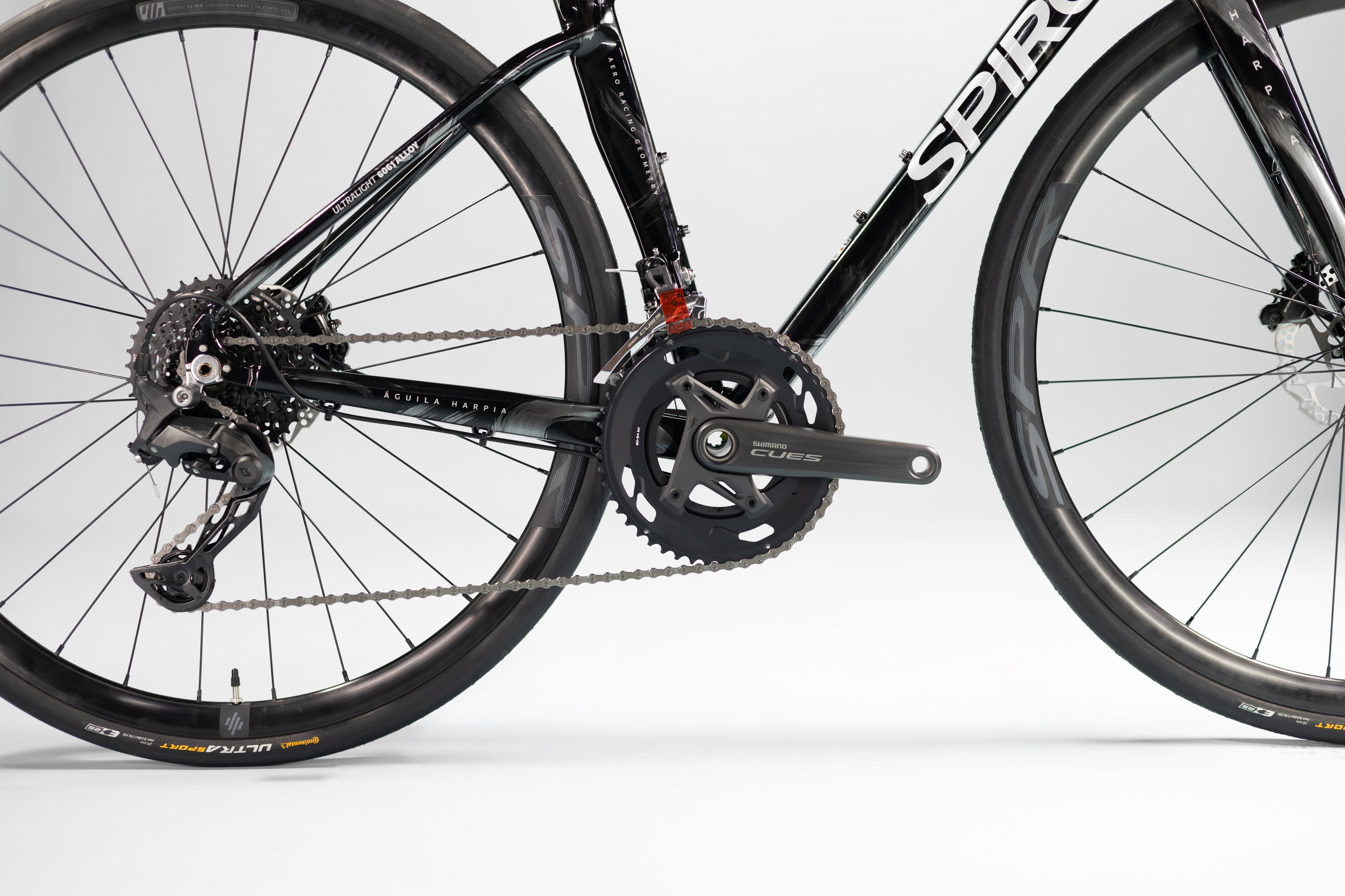 Bicicleta de ruta FREEDOM en aluminio con tenedor en carbono y Shimano Cues de 2x10 vel