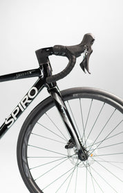 Bicicleta de ruta FREEDOM en aluminio con tenedor en carbono y Shimano Cues de 2x10 vel