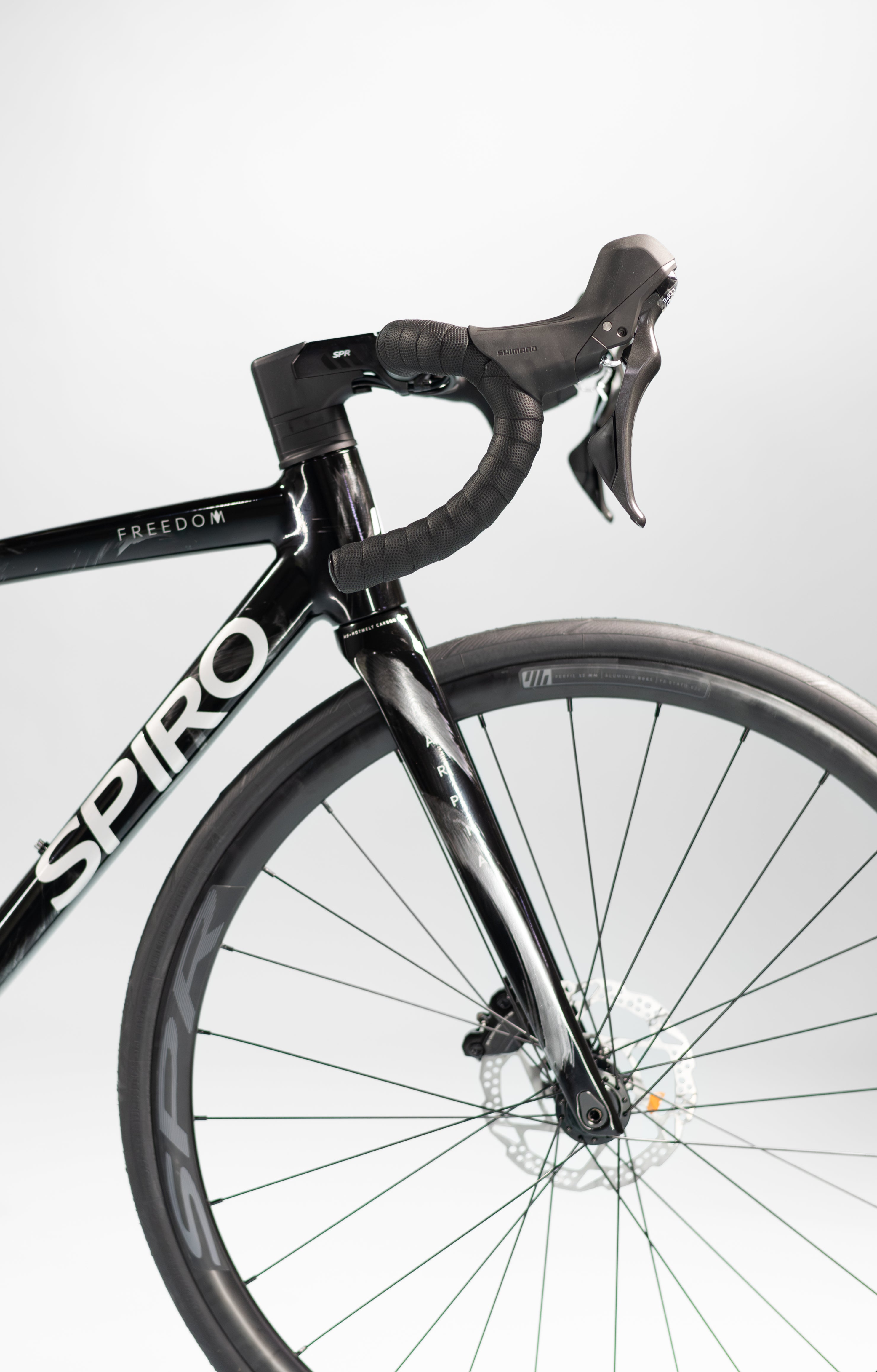 Bicicleta de ruta FREEDOM en aluminio con tenedor en carbono y Shimano Cues de 2x10 vel