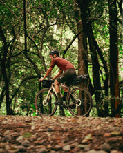 Ciclista en bicicleta gravel SPIRO ORIGEN Carbono equipada para bikepacking en rutas de aventura. Comparada con la Specialized Diverge, ideal para viajes largos y cicloturismo.