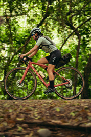  Ciclista en bicicleta gravel SPIRO ORIGEN Carbono equipada para bikepacking en rutas de aventura. Comparada con la Specialized Diverge, ideal para viajes largos y cicloturismo.